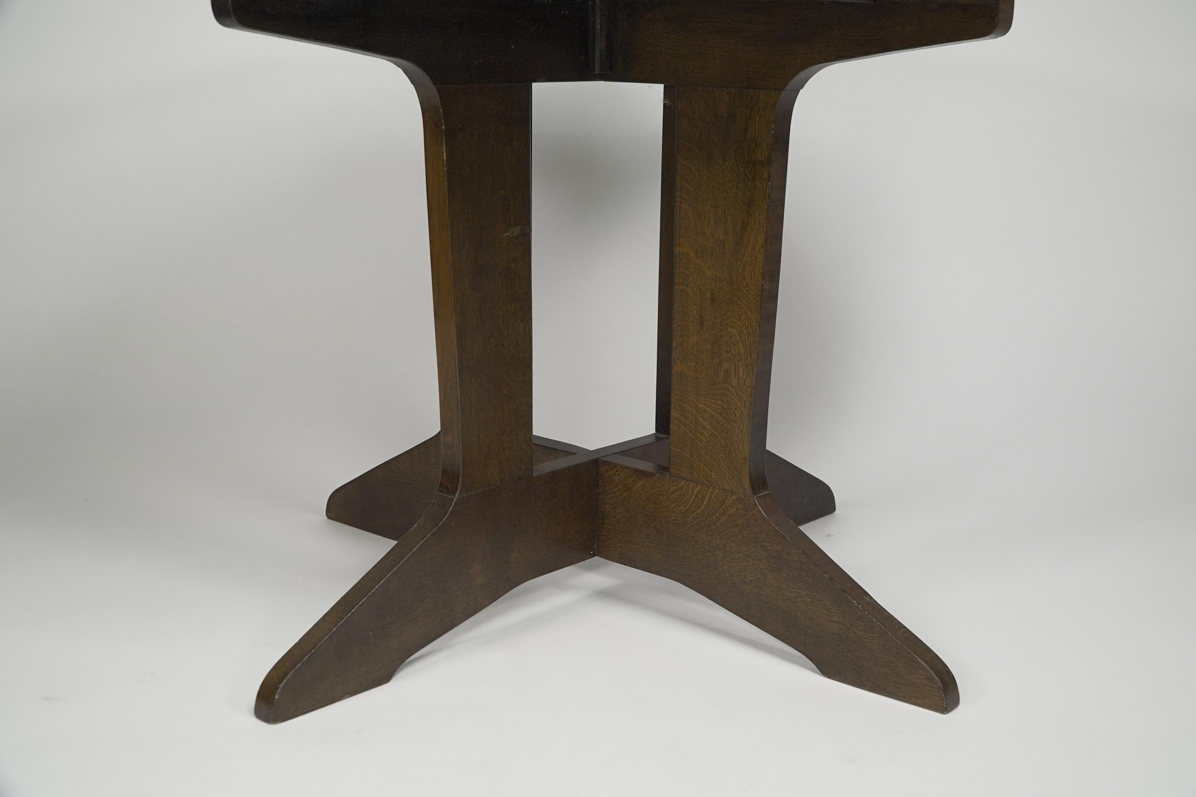 Ein Arts & Craft achteckiger Eichen-Mitteltisch mit geschwungenen Stützen. (20. Jahrhundert) im Angebot