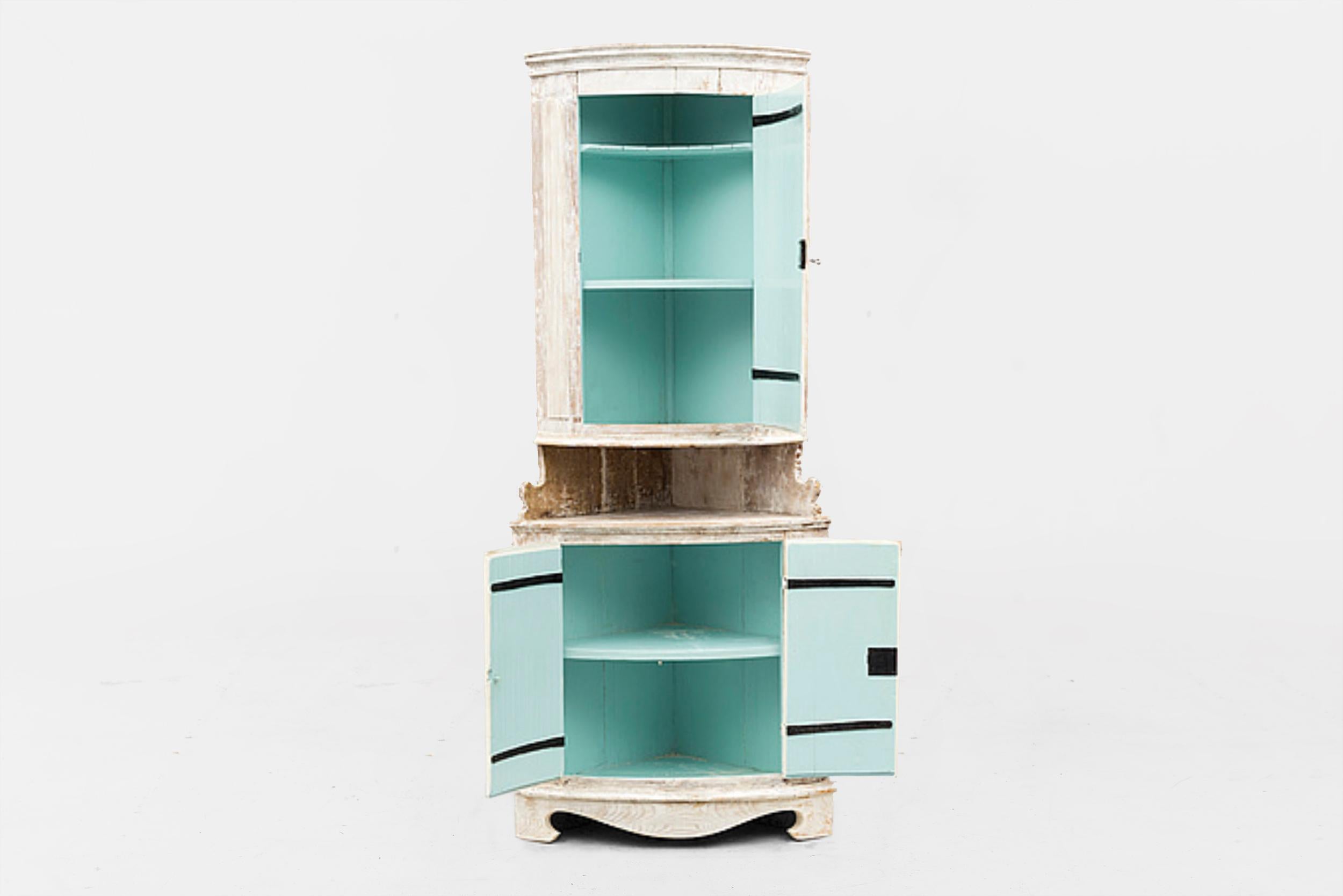 A late Gustavian corner cabinet from circa 1800, key included 
Measures: width 90, depth 56, height 217 cm.