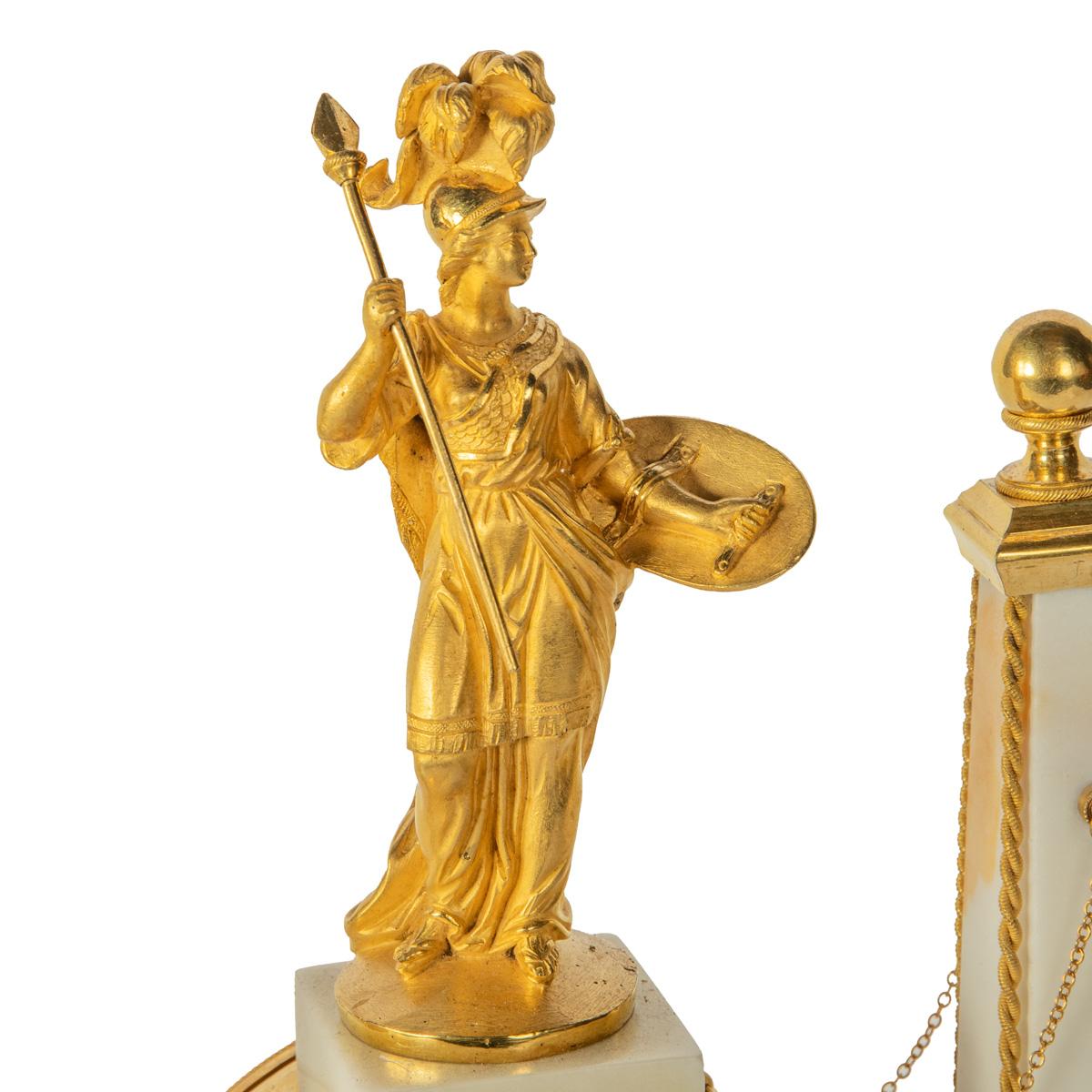Bronze doré Horloge portico Louis XVI en marbre et bronze doré en vente