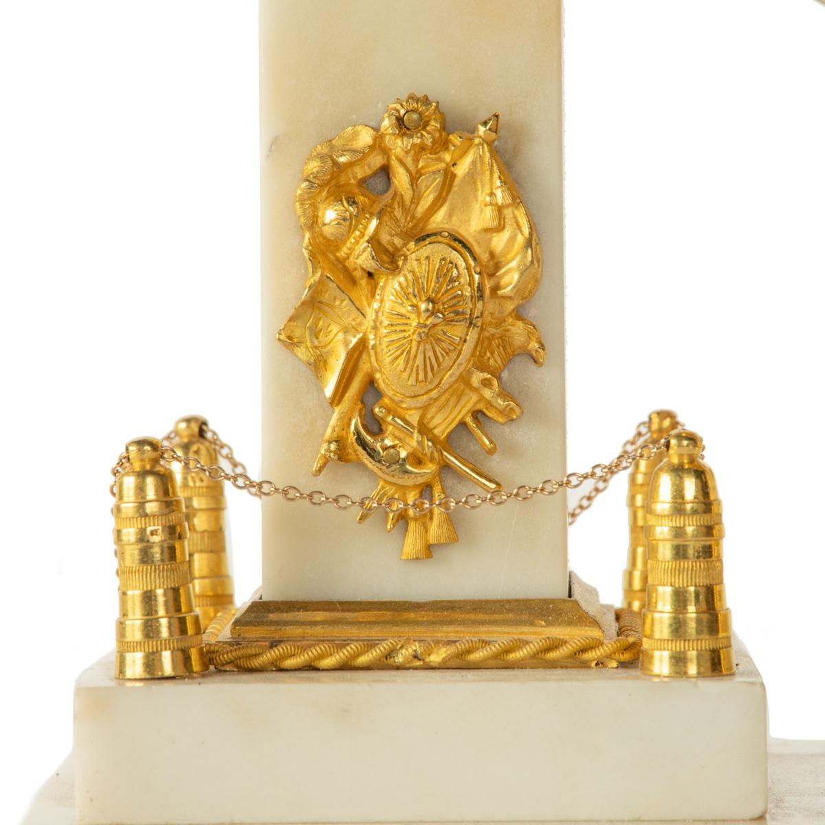 Horloge portico Louis XVI en marbre et bronze doré en vente 1