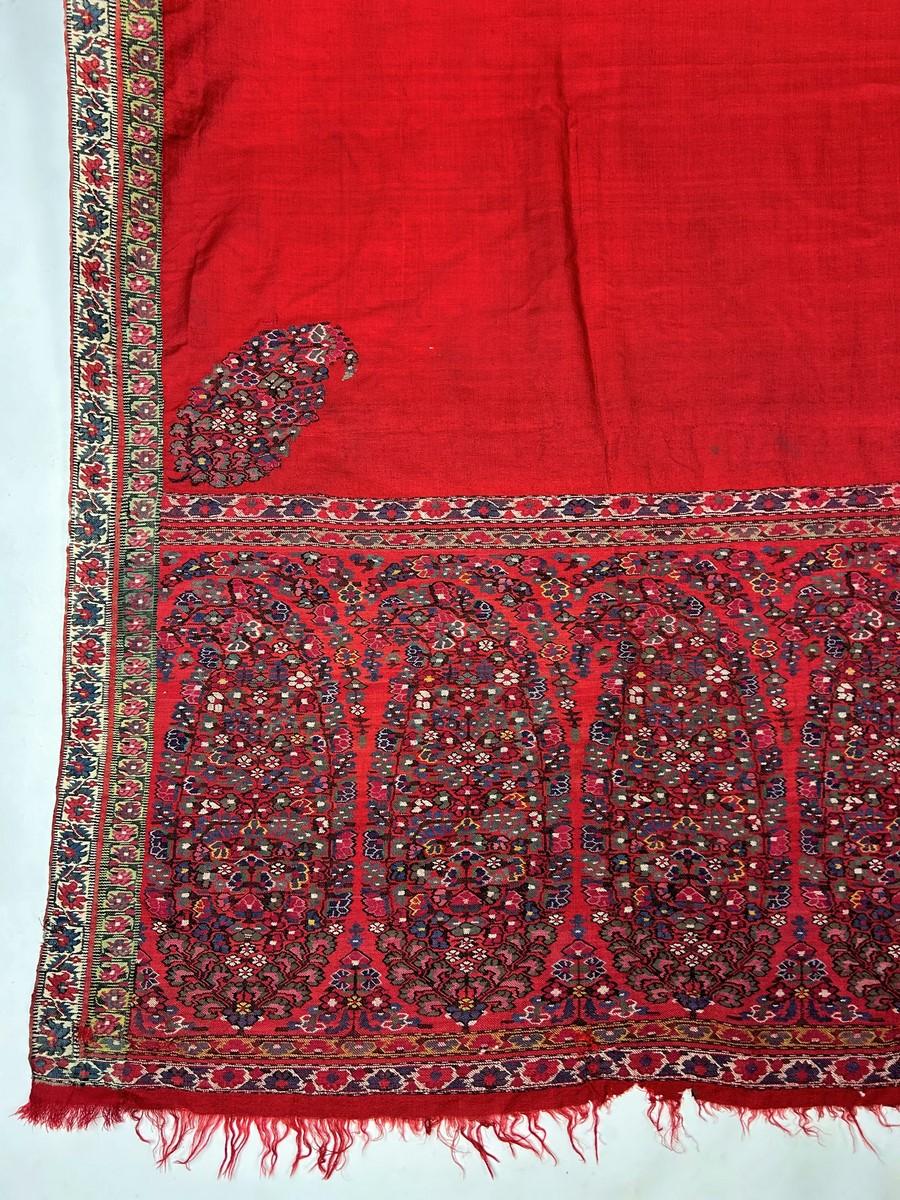 CIRCA-1800
Indien, für den Export nach Europa
Ein sehr seltener indischer Kaschmirschal in Kani-Bindung der East India Company aus dem letzten Viertel des 18. Jahrhunderts. Sehr feine Gobelinstickerei, bekannt als Kani-Gewebe, mit einer großen