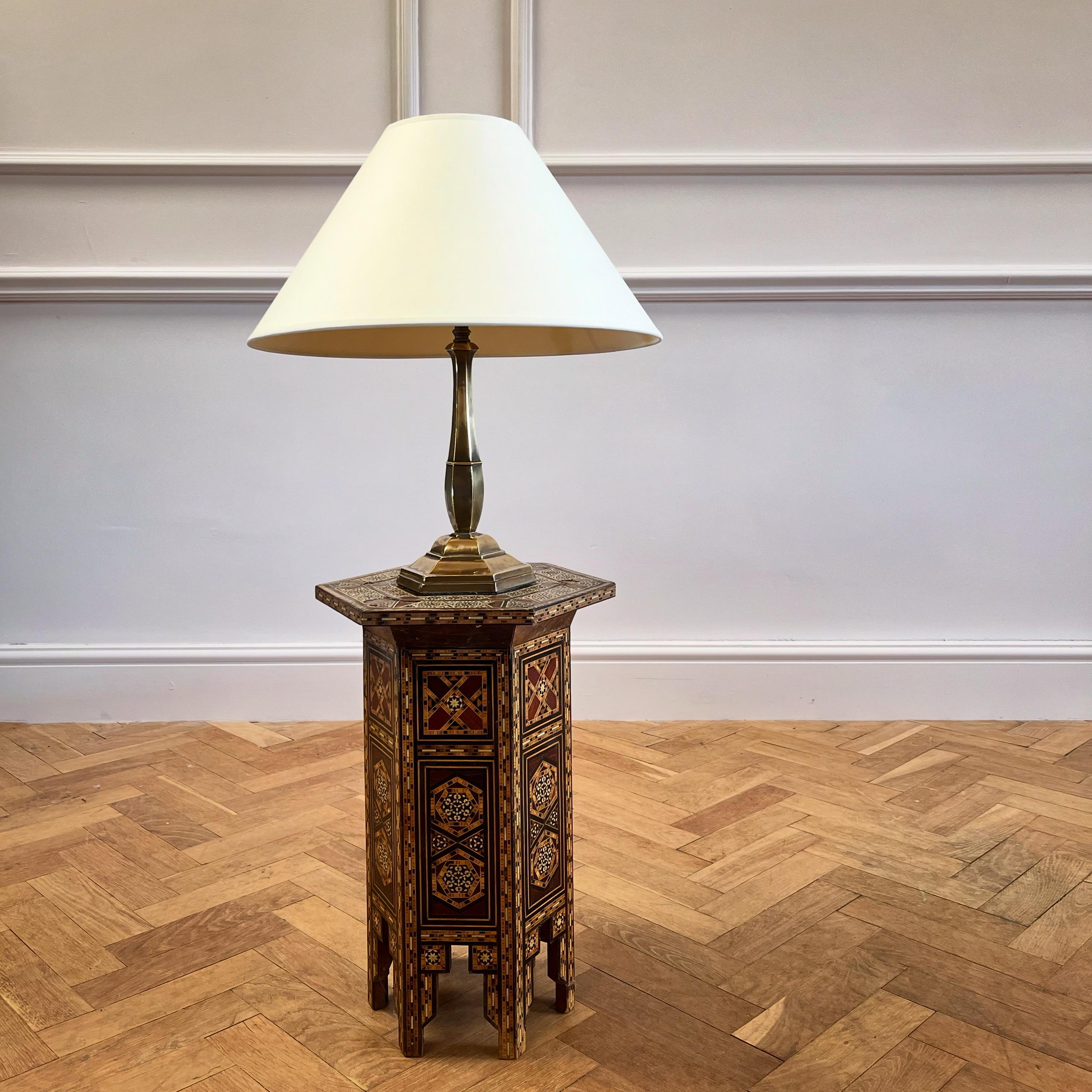 Lampe de table en laiton de forme hexagonale, la base lestée étalée avec une tige balustre élancée et un support d'ampoule réglable d'origine permettant de modifier la distribution de la lumière.

Anglais, début du vingtième siècle