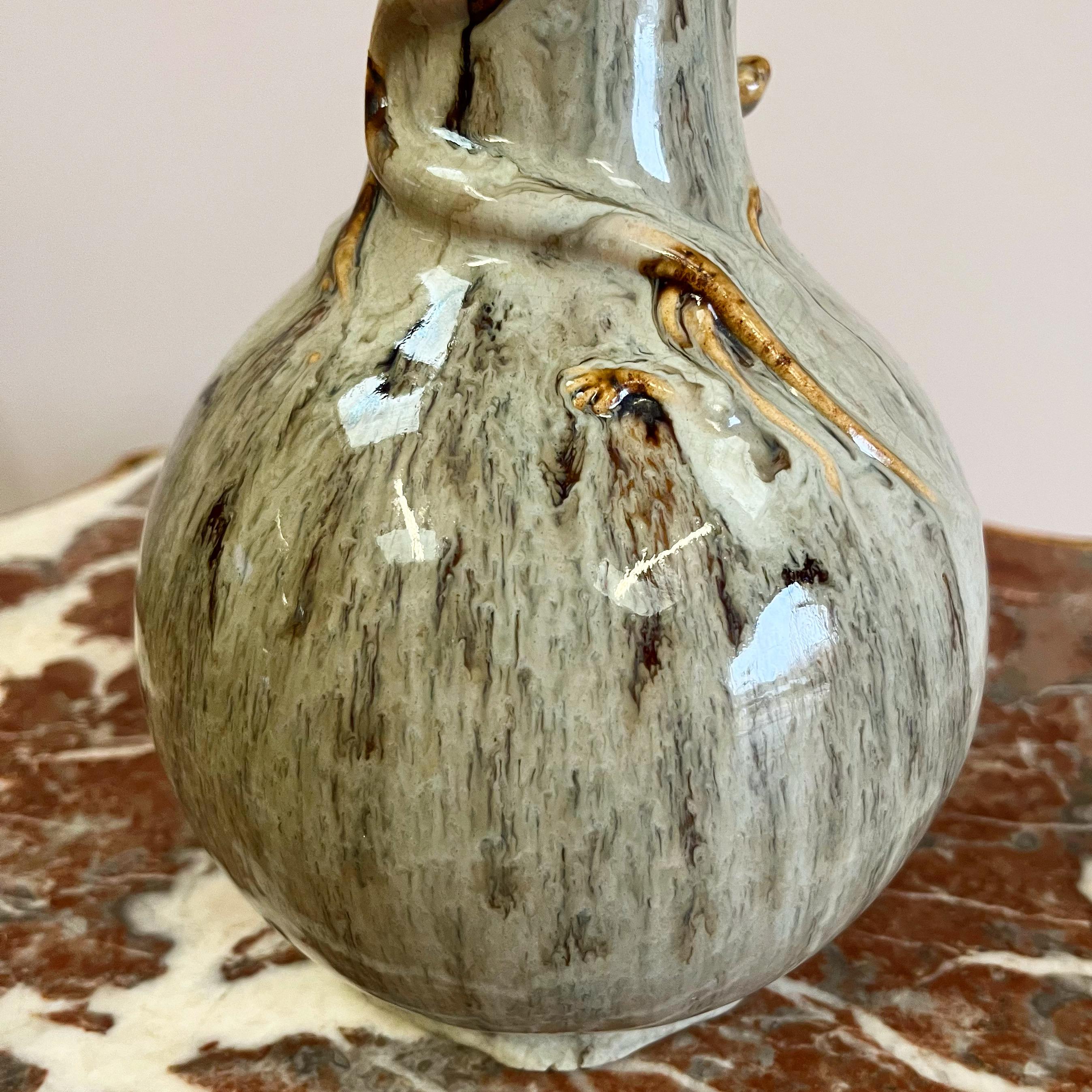 Charmant vase en forme d'oignon avec des dragons tourbillonnants et entrelacés, semblables à des canines, au niveau du cou, dans deux couches de glaçures aux tons chauds. 

H 35 (jusqu'à la douille) x L 14,5 x P 14,5 cm

Asie, Fin du XIXe siècle