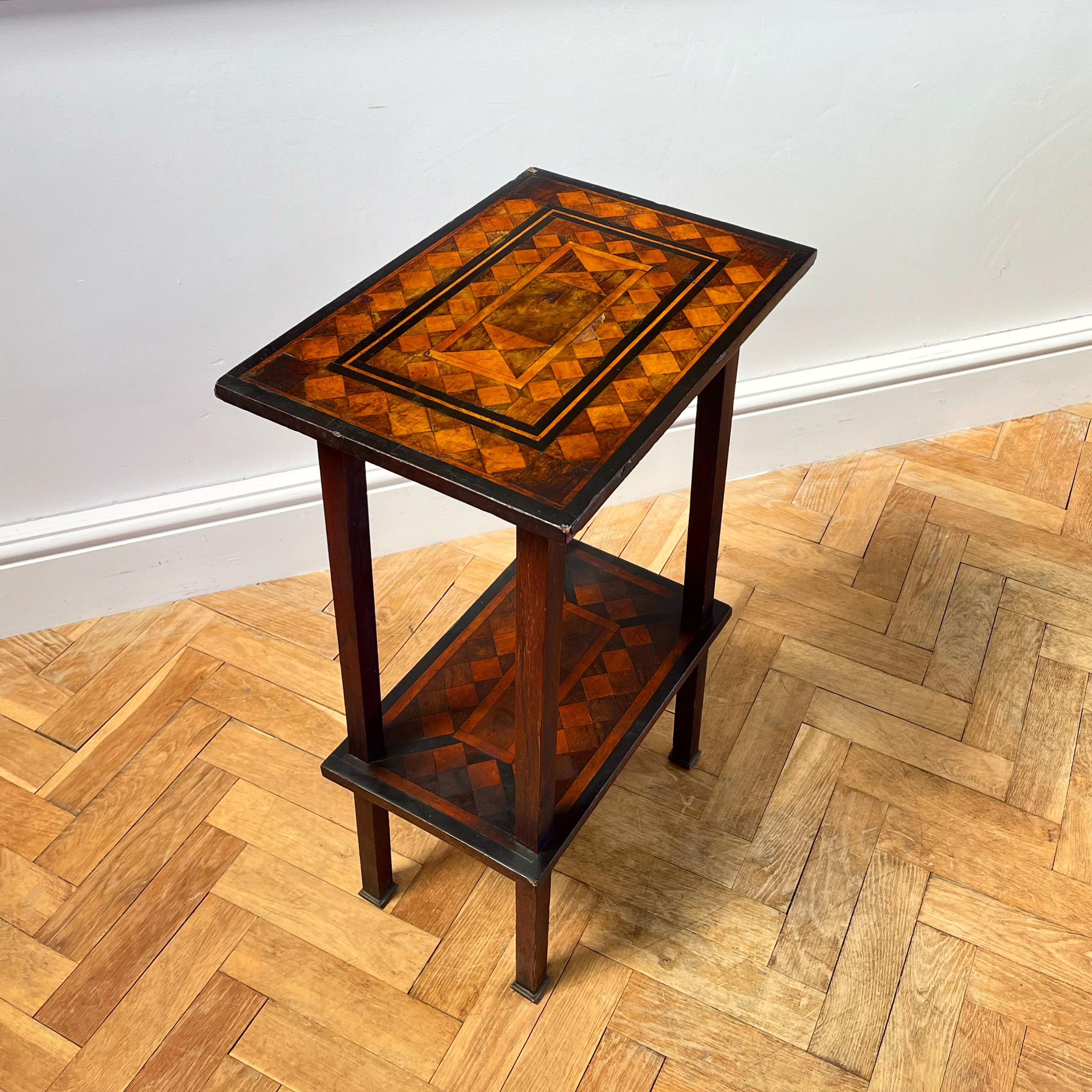 Une table vernaculaire inhabituelle à deux niveaux, incrustée de parquet, avec des spécimens de bois de cœur pourpre et de bois de fruitiers, un avertissement exceptionnel, mais la couleur est partout.

Anglais, fin du XIXe siècle

H 74,5 x L 51 x P