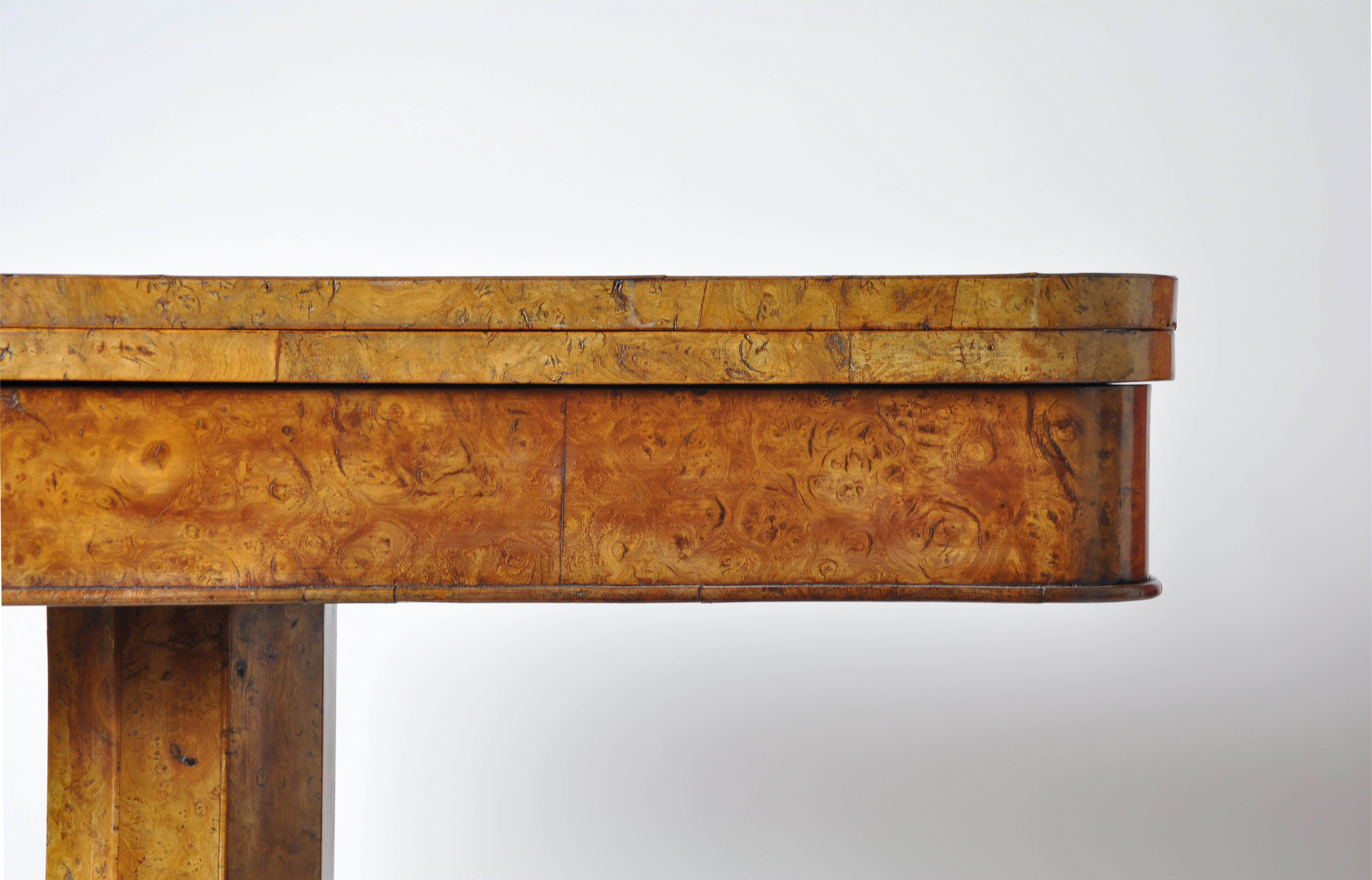 A Late Regency Burr Elm and Oak Cross Banded Card Table In Fair Condition For Sale In London, GB