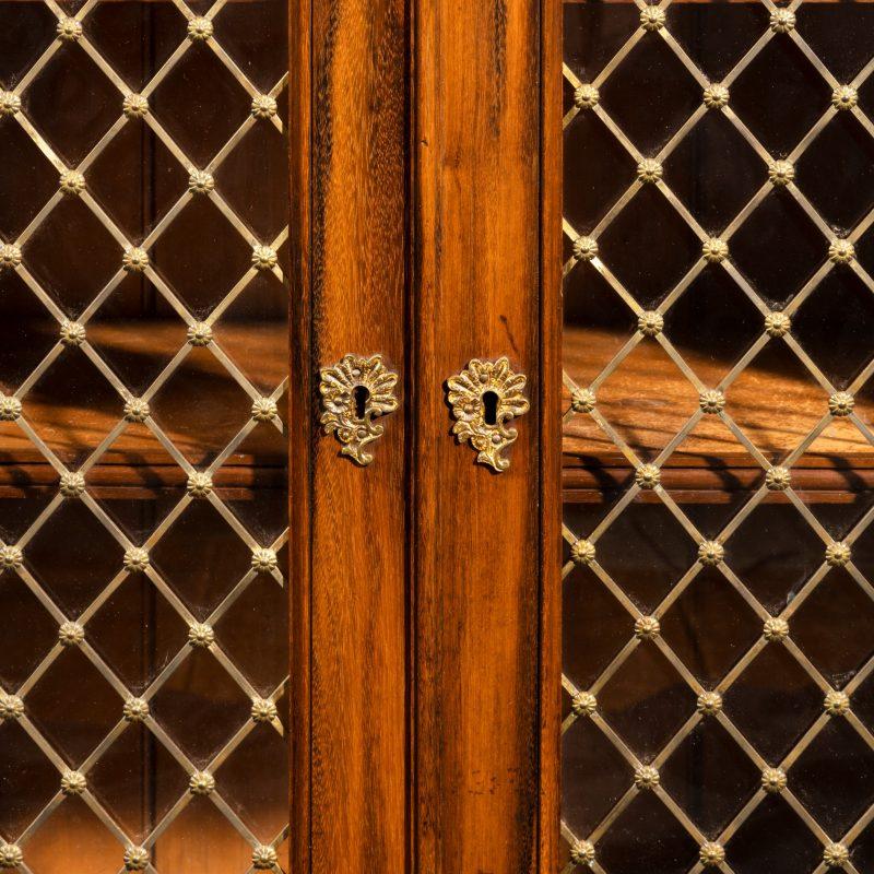 Beistellschrank mit zwei Türen im späten Regency-Stil von Gonçalo Alves:: Gillows zugeschrieben (Frühes 19. Jahrhundert) im Angebot