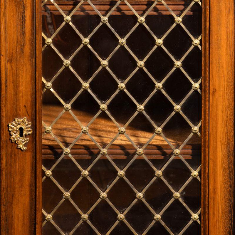 Beistellschrank mit zwei Türen im späten Regency-Stil von Gonçalo Alves:: Gillows zugeschrieben (Holz) im Angebot