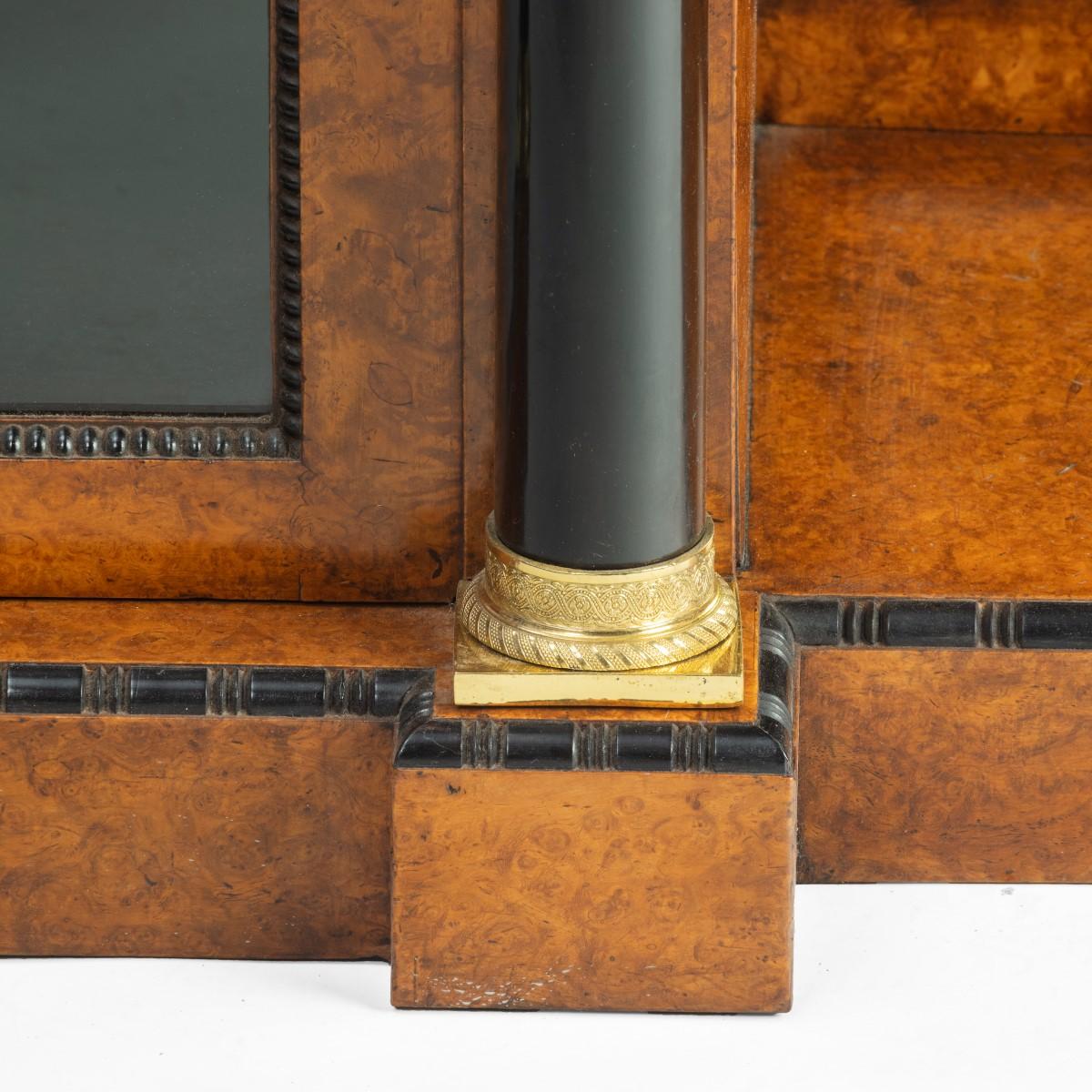 Regency Mobile laterale in amboyna con piano in marmo di Portoro della tarda Reggenza in vendita