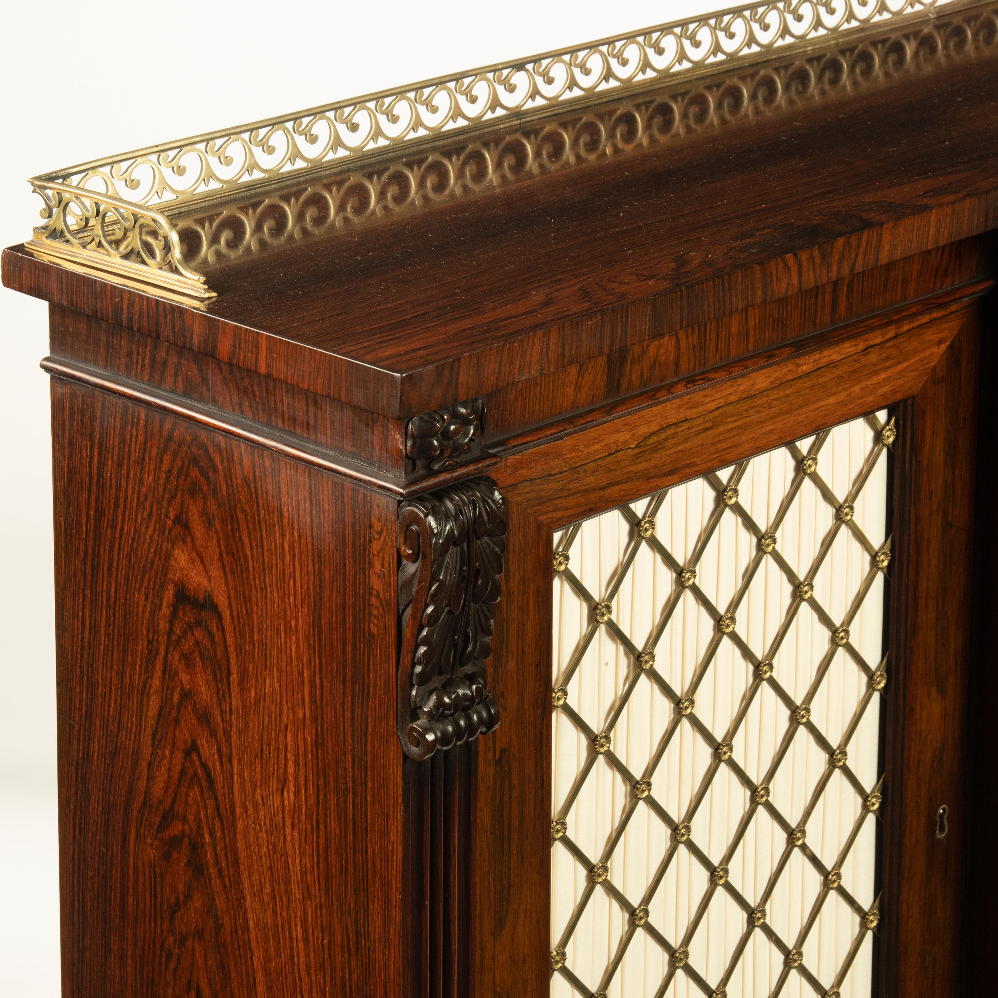 Un meuble d'appoint à quatre portes en bois de rose de la fin de la période Régence, attribué à Gillows en vente 5