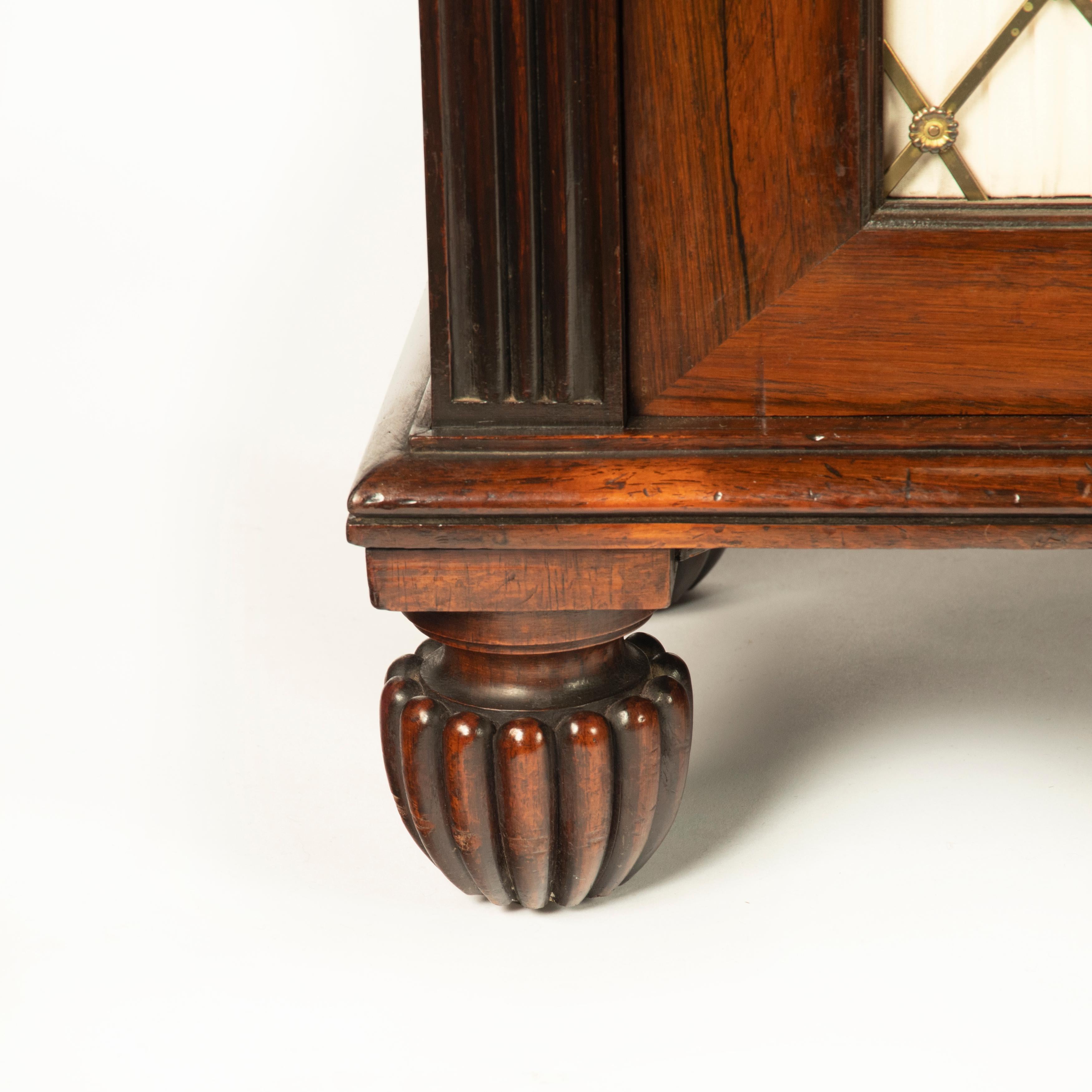 Regency Un meuble d'appoint à quatre portes en bois de rose de la fin de la période Régence, attribué à Gillows en vente