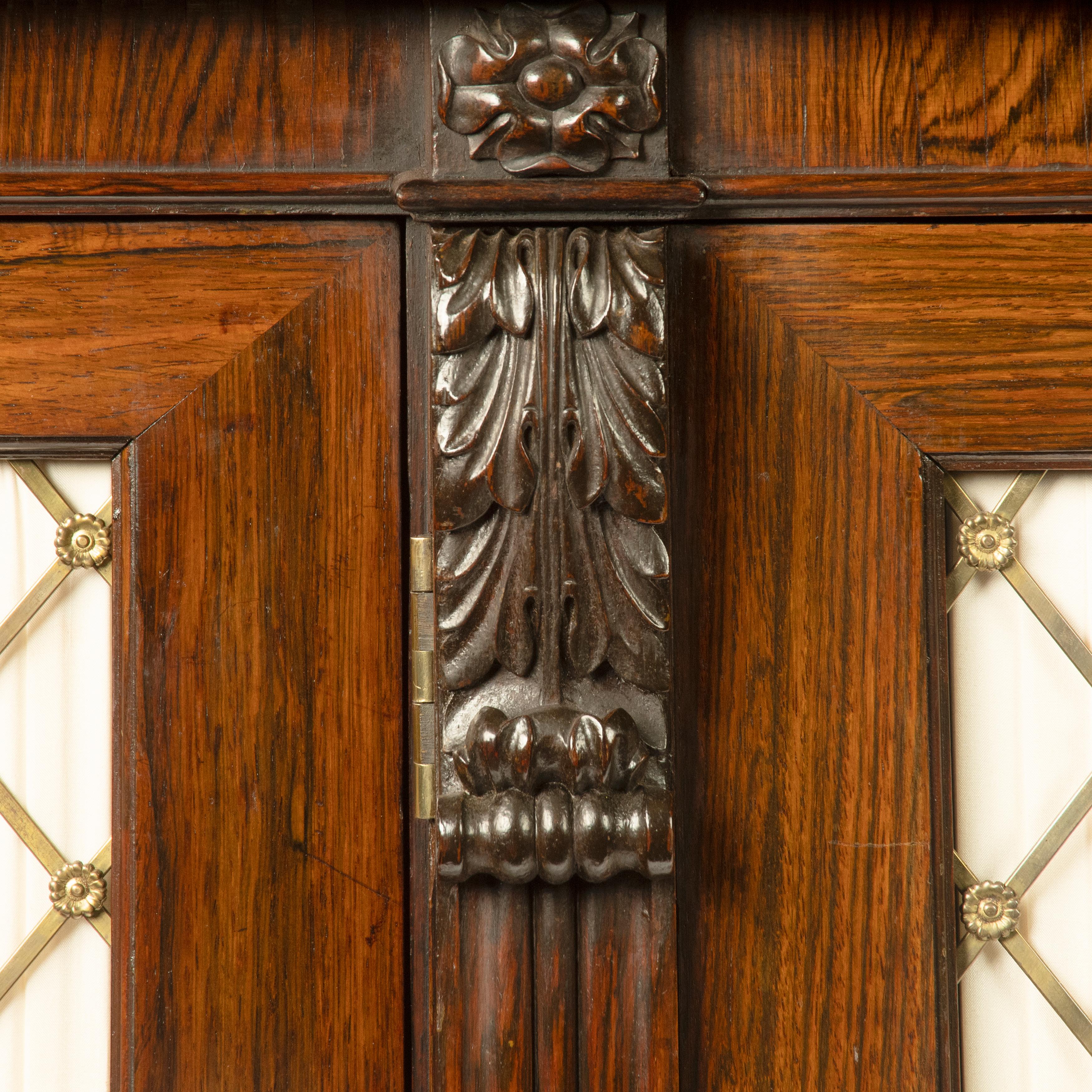 Ein viertüriger Beistellschrank aus Palisanderholz im späten Regency-Stil, Gillows zugeschrieben im Zustand „Gut“ im Angebot in Lymington, Hampshire