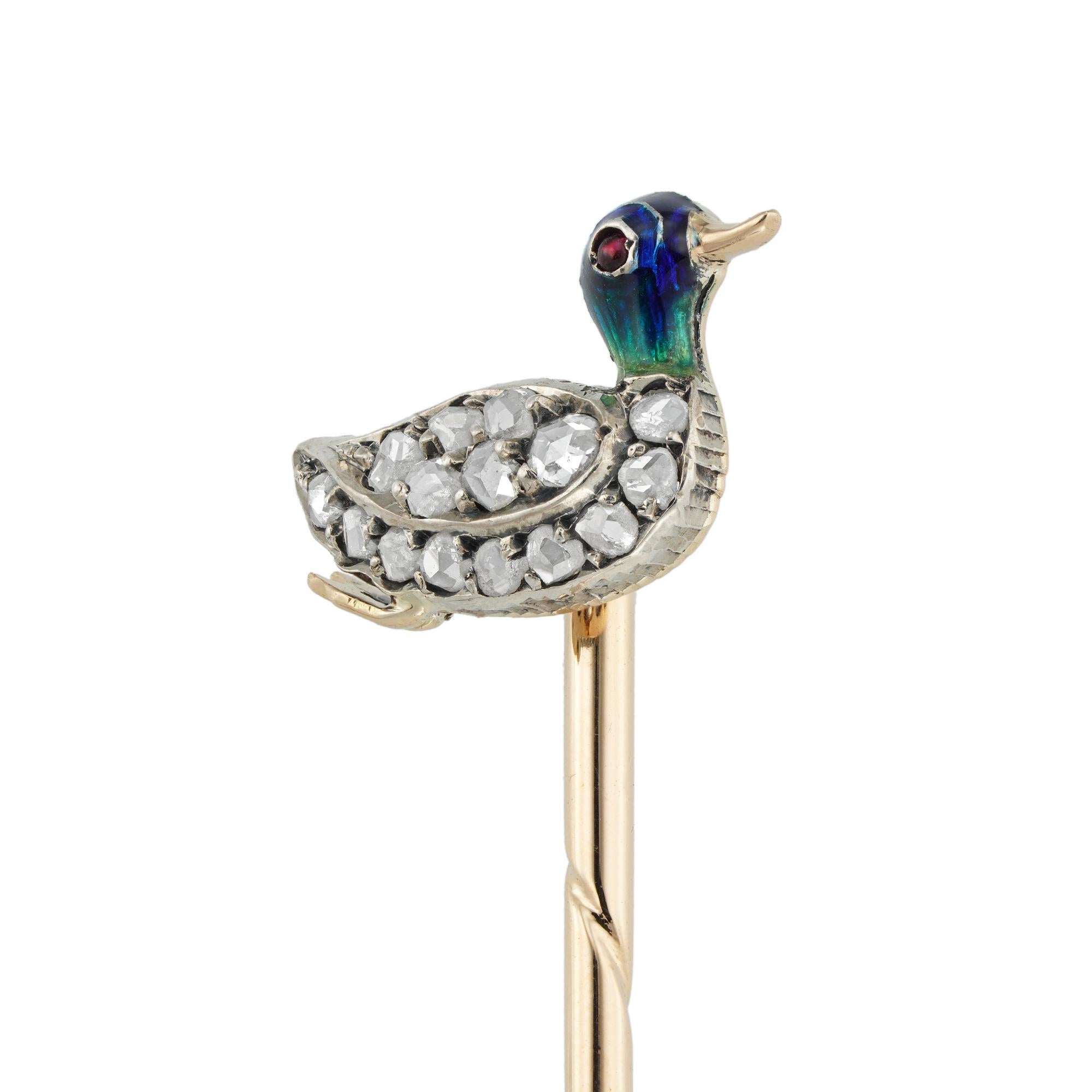 Épingle à canard de la fin de l'époque victorienne, sertie de diamants, la tête émaillée polychrome avec un œil serti de rubis cabochon, le corps serti de quinze petits diamants taillés en rose, le tout monté en argent et en or jaune, avec une