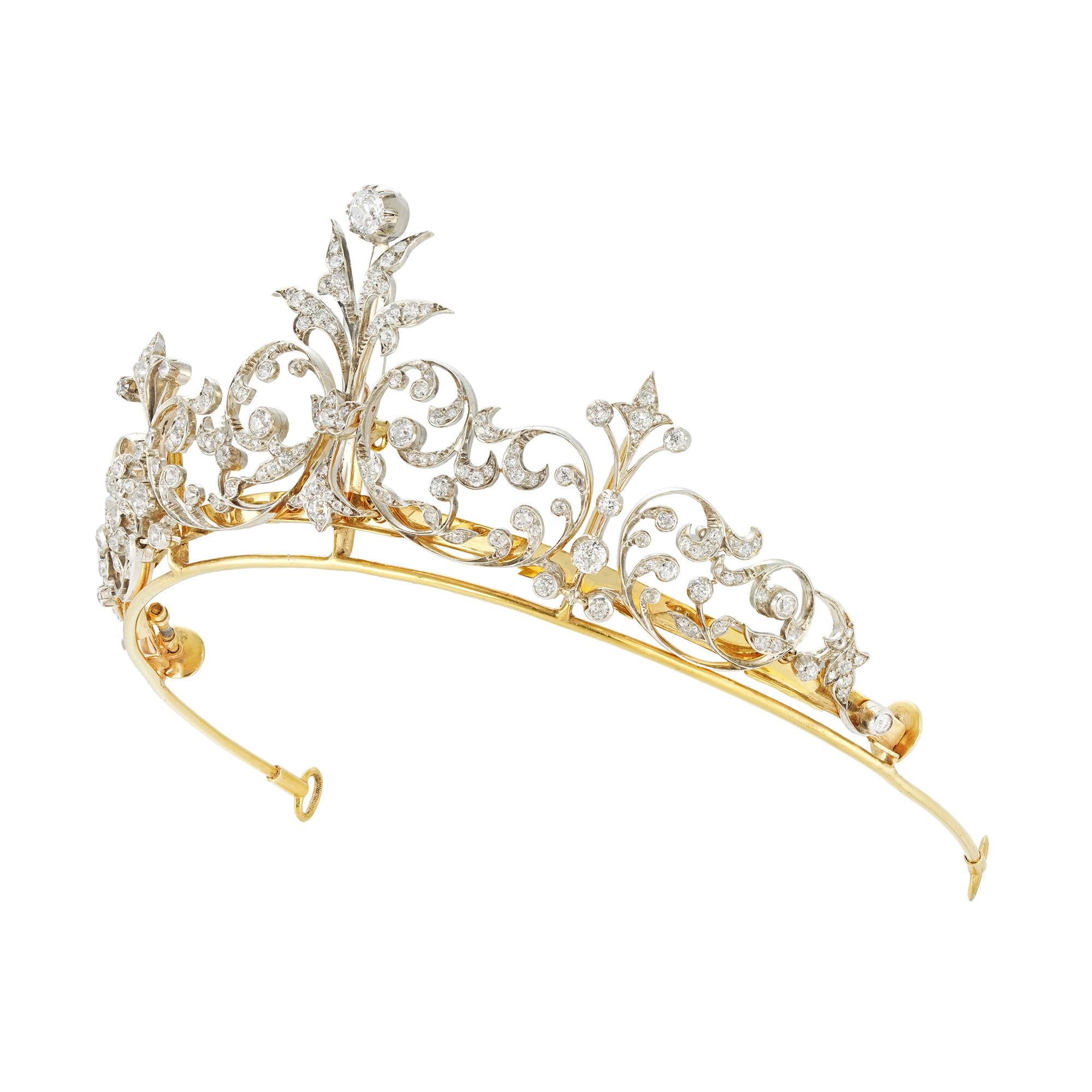 Diadème de la fin de l'époque victorienne serti de diamants, composé de quatre sections ajourées à motifs feuillagés partant du centre, d'autres décorations feuillagées entre chaque section, le motif central serti d'un diamant ancien de taille