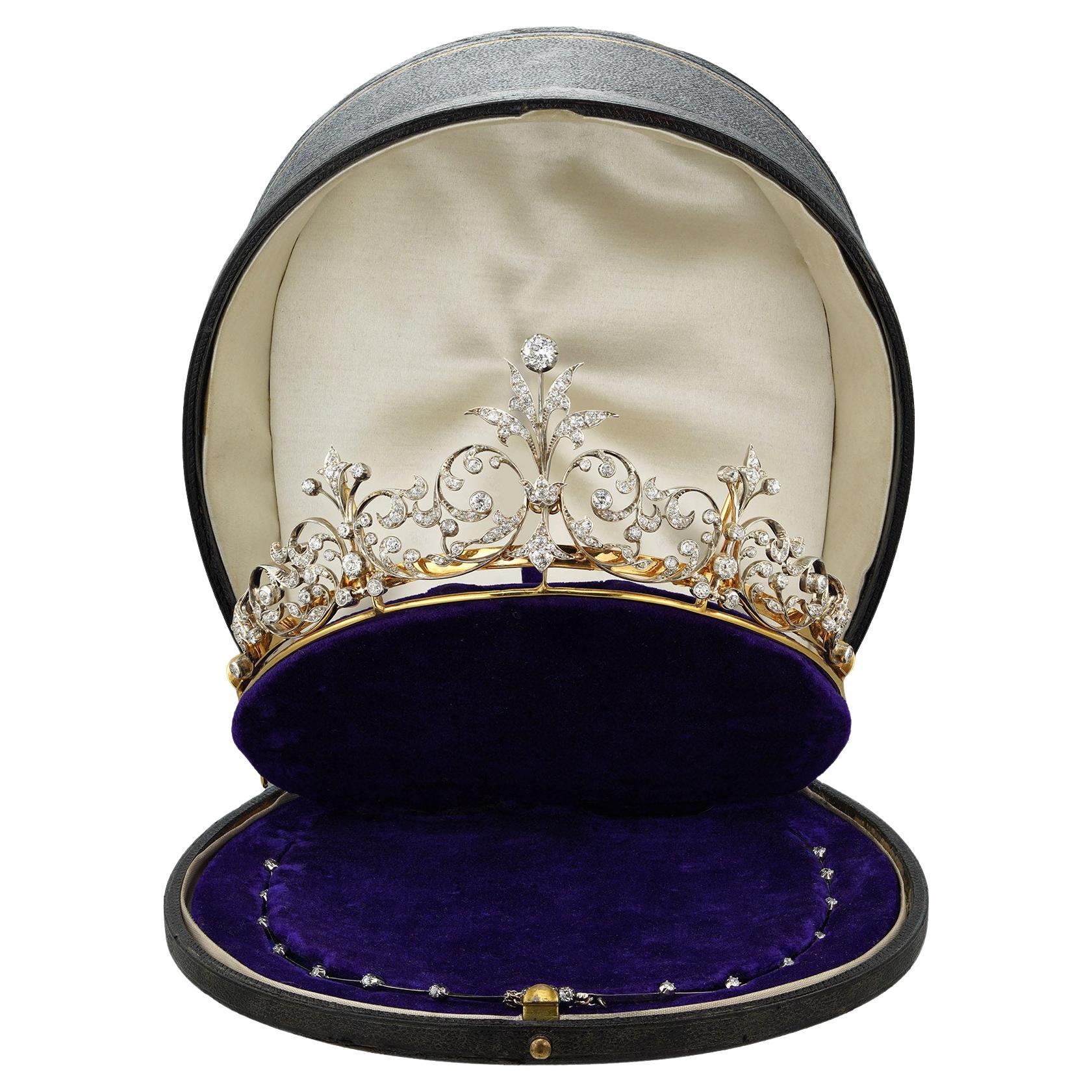 Una tiara/colgante de diamantes de finales de la época victoriana en un estuche
