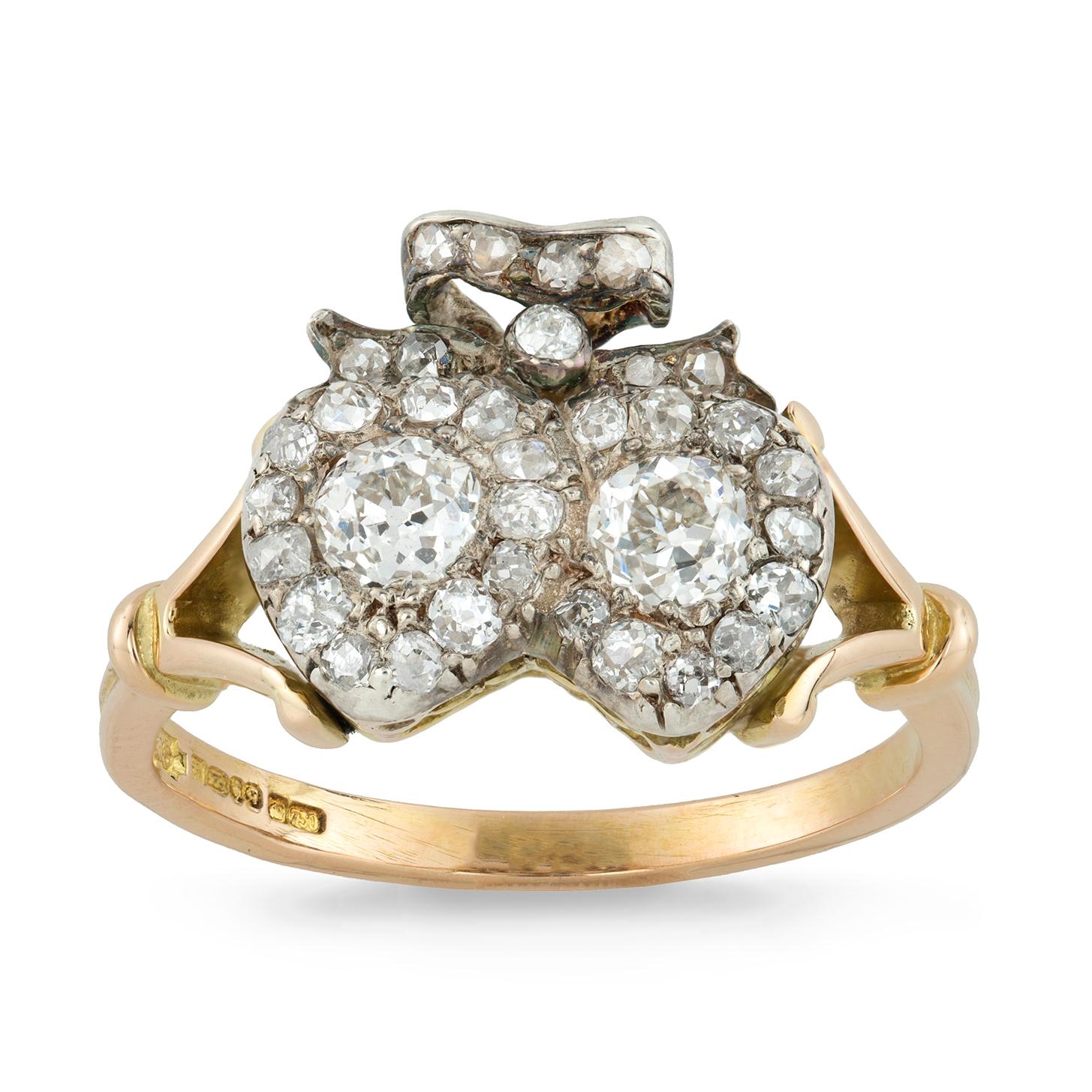 Ein spätviktorianischer Diamant-Zwillingsherzring, der Ring besteht aus zwei ineinandergreifenden Herzen, die jeweils in der Mitte und am Rand mit einem Diamanten im Rosenschliff besetzt sind, mit einer diamantbesetzten Schleifenfassung, die auf