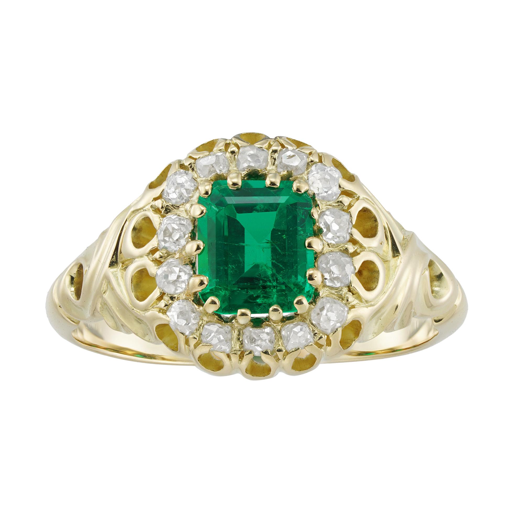 A Late Victorian Emerald And Diamond Cluster Ring In Good Condition For Sale In London, GB