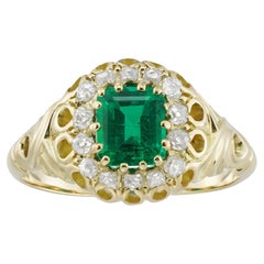 Anillo victoriano tardío de esmeralda y diamantes en racimo