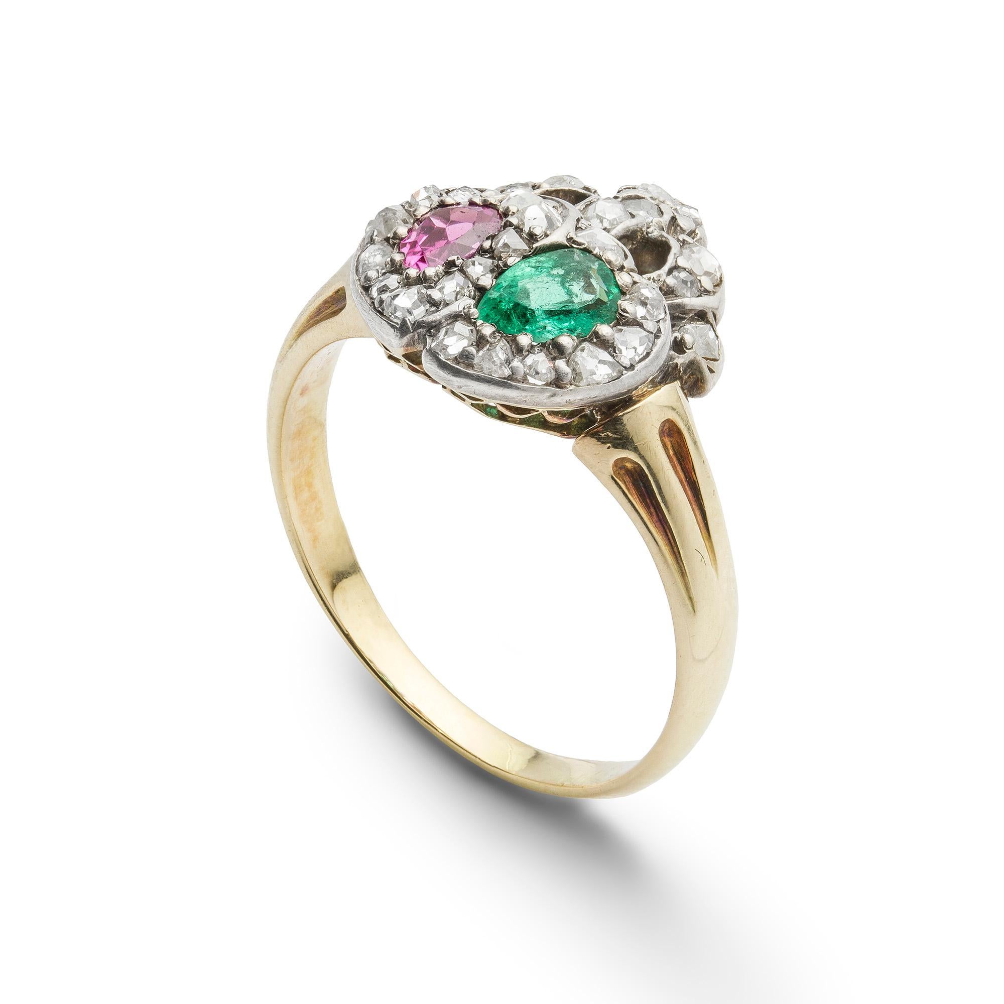 Ein spätviktorianischer Smaragd-, Rubin- und Diamant-Zwillingsherzring. Der Ring ist mit zwei ineinandergreifenden Herzen besetzt, das eine mit einem birnenförmigen Smaragd mit einem geschätzten Gewicht von 0,15 Karat, das andere mit einem