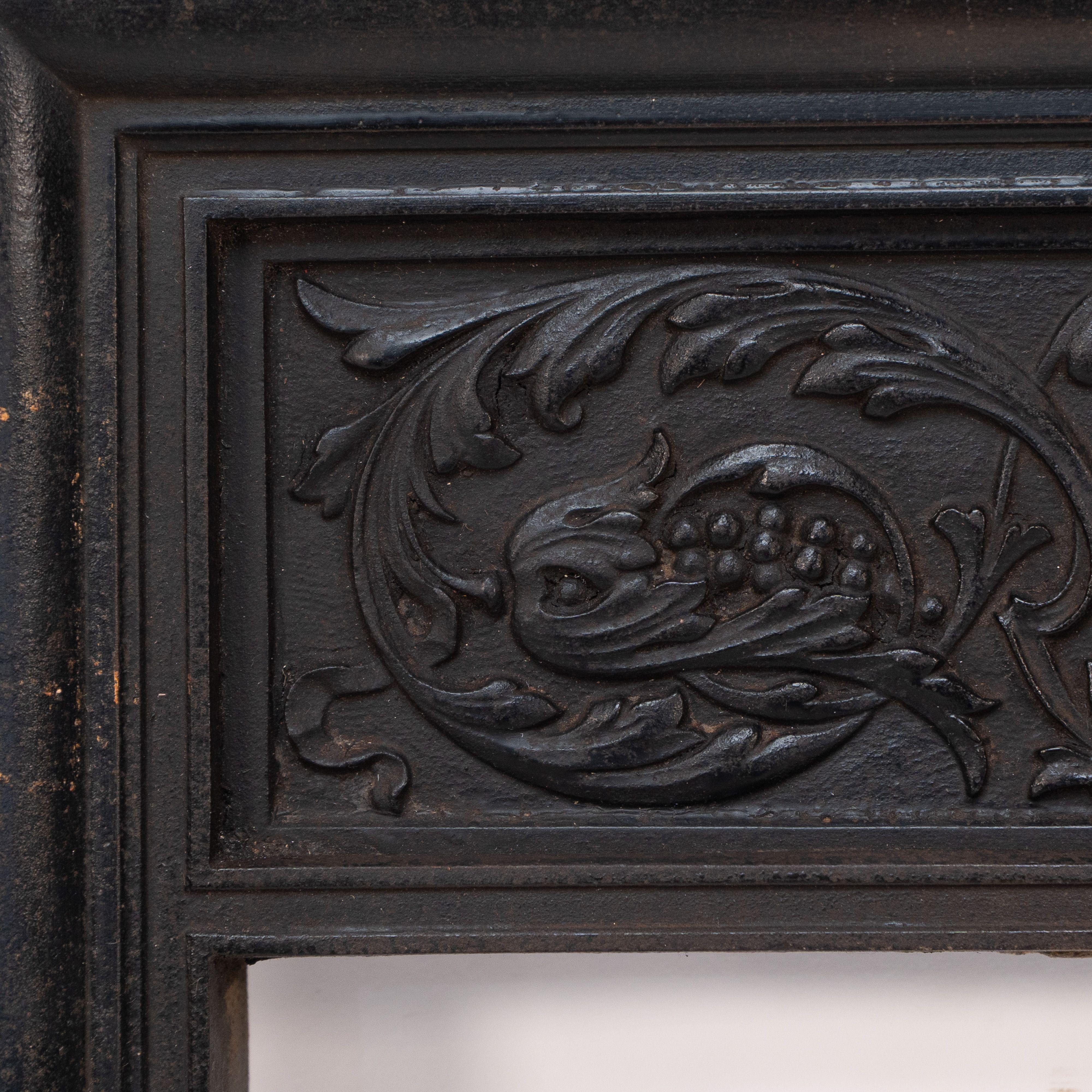 English A late Victorian fireplace with stylized floral details to the top For Sale