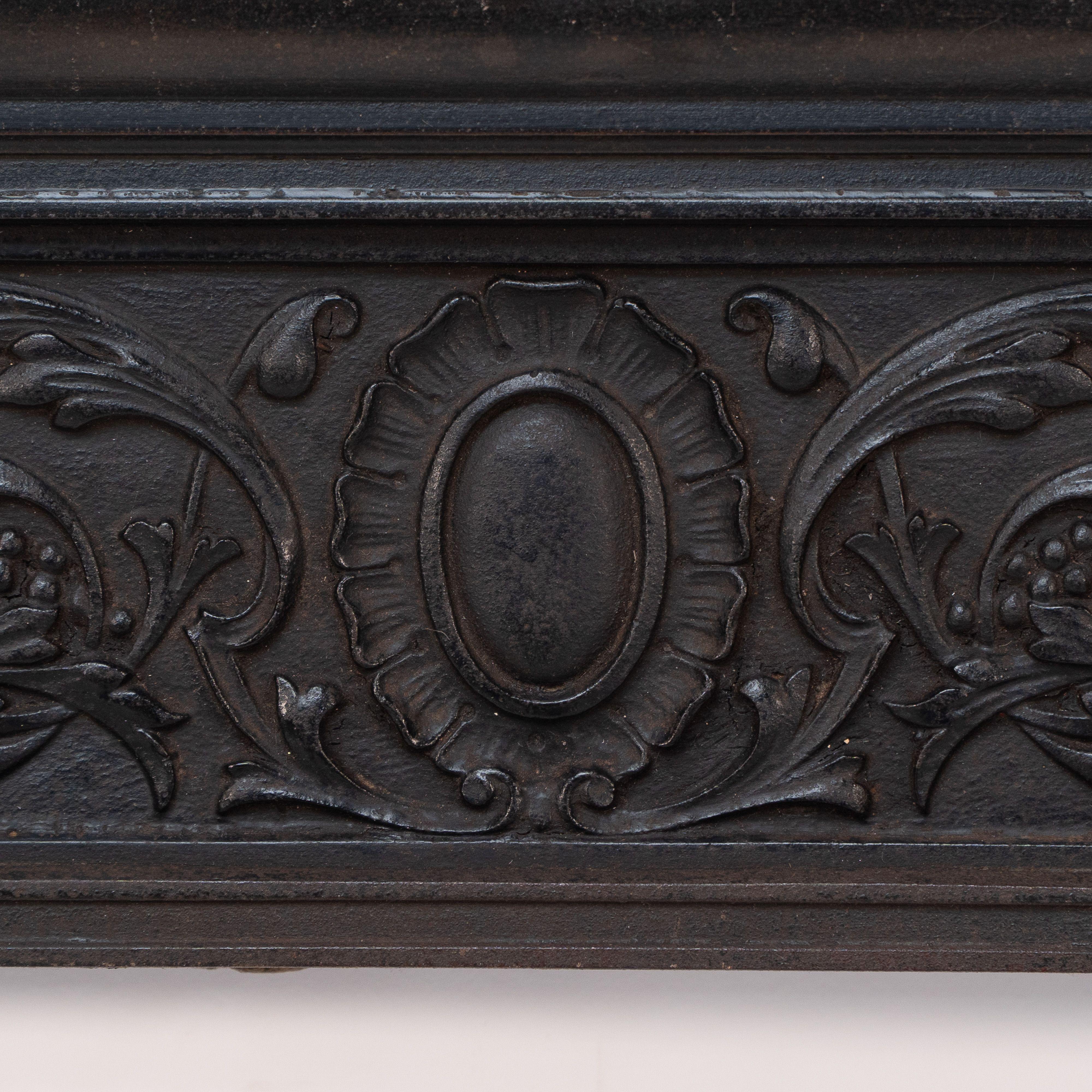 A late Victorian fireplace with stylized floral details to the top In Good Condition For Sale In London, GB