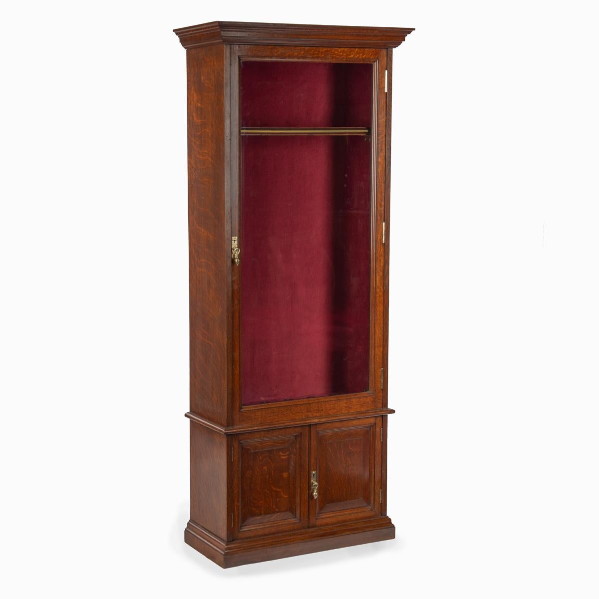 A late Victorian oak gun cabinet 4