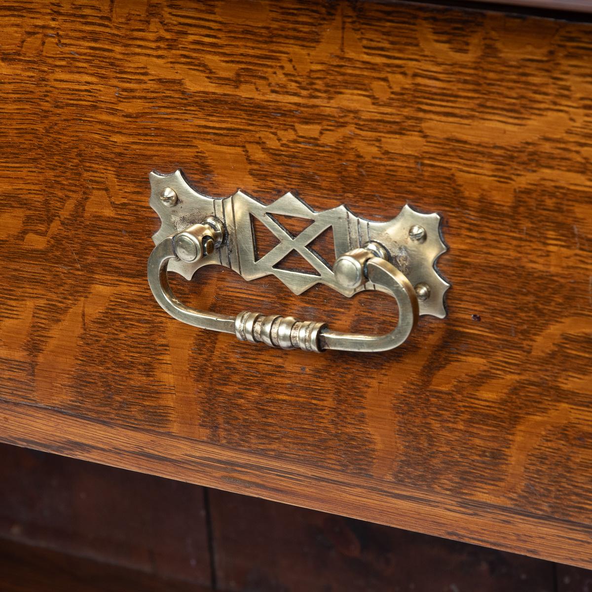 A late Victorian oak gun cabinet In Good Condition In Lymington, Hampshire