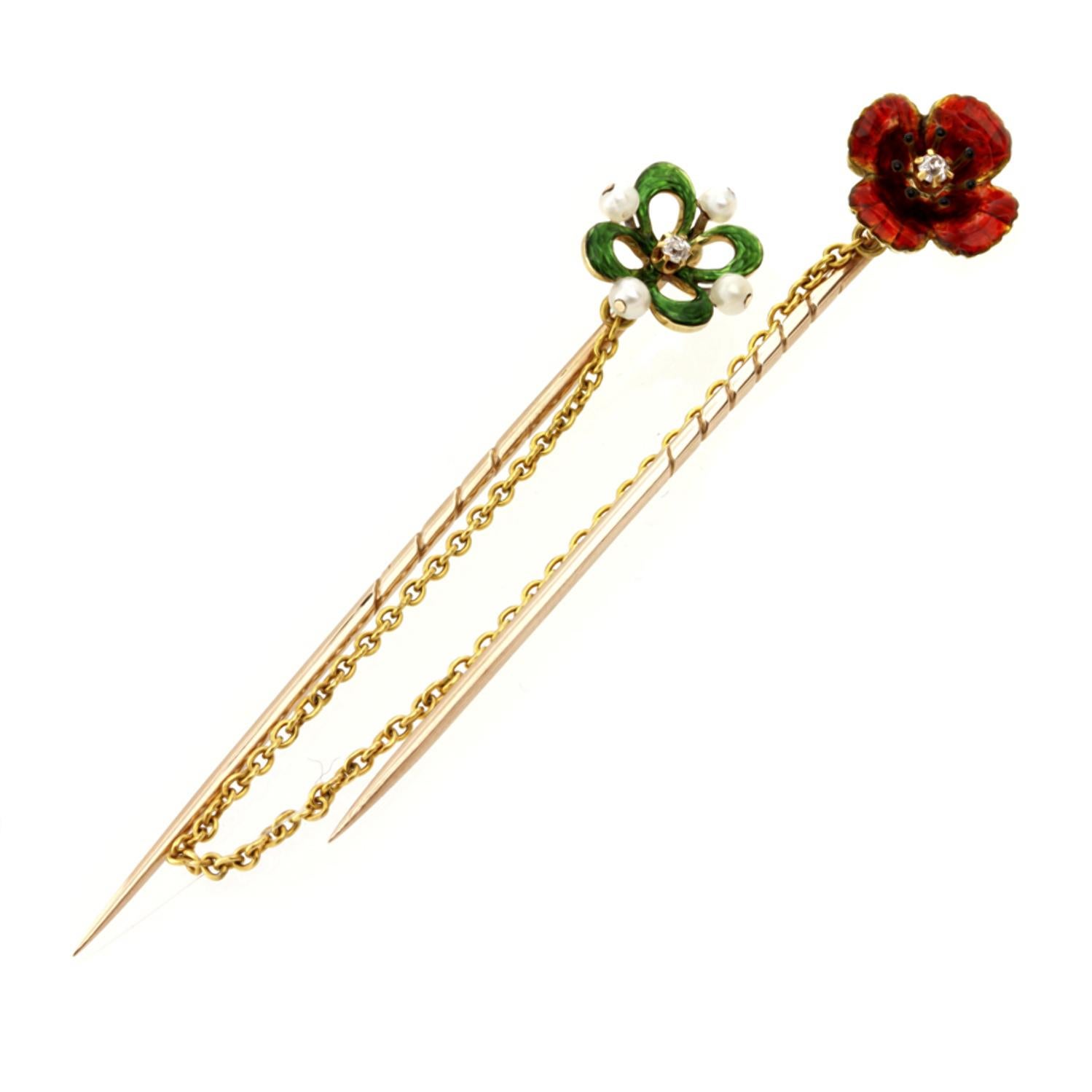 Paire d'épingles à cheveux en émail, perles et diamants, datant de la fin de l'époque victorienne, l'une en forme de fleur sertie d'un diamant taille brillant ancien et bordée d'émail vert avec quatre perles naturelles, toutes deux serties d'or