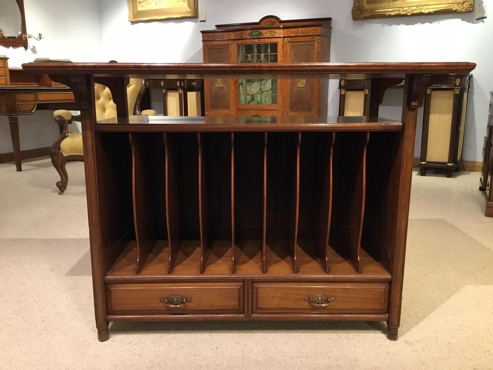 Late Victorian Period Aesthetic Walnut Stand In Excellent Condition For Sale In Darwen, GB