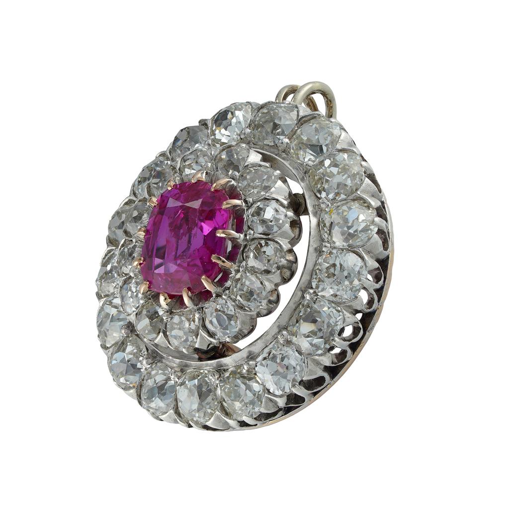 Ein spätviktorianischer Armreif aus rosa Saphiren und Diamanten, der rosa Saphir im Kissenschliff mit einem Gewicht von 1.99 Karat, begleitet von einem GCS-Bericht, der besagt, dass er birmanischen Ursprungs ist und keine Anzeichen von Erhitzung