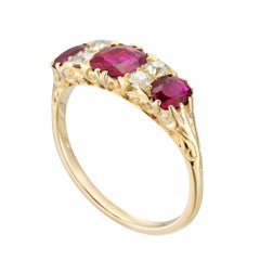 Un anillo de aro tallado con rubí y diamantes de la época victoriana tardía