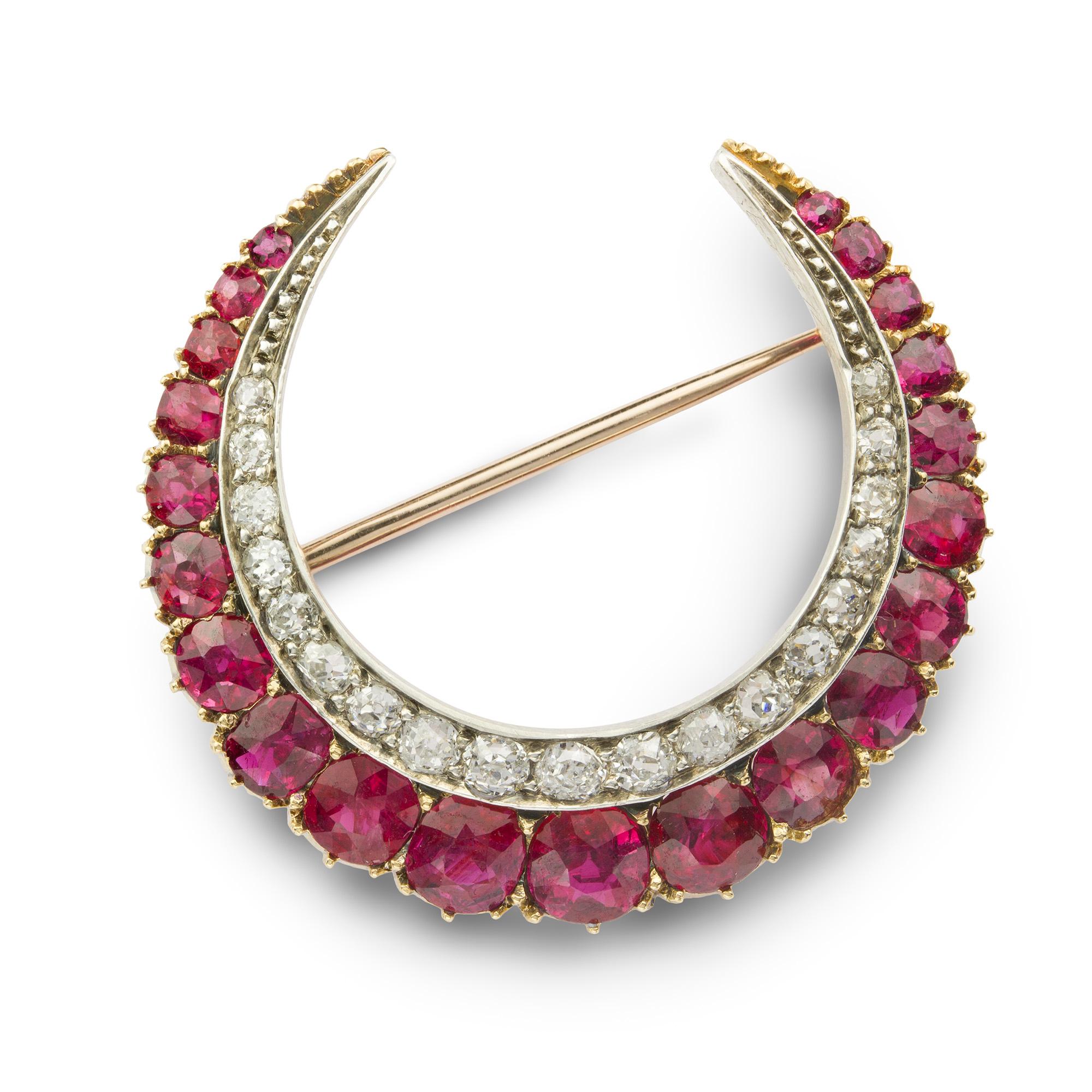 Broche victoriano tardío de media luna de rubíes y diamantes en Bueno Estado en London, GB