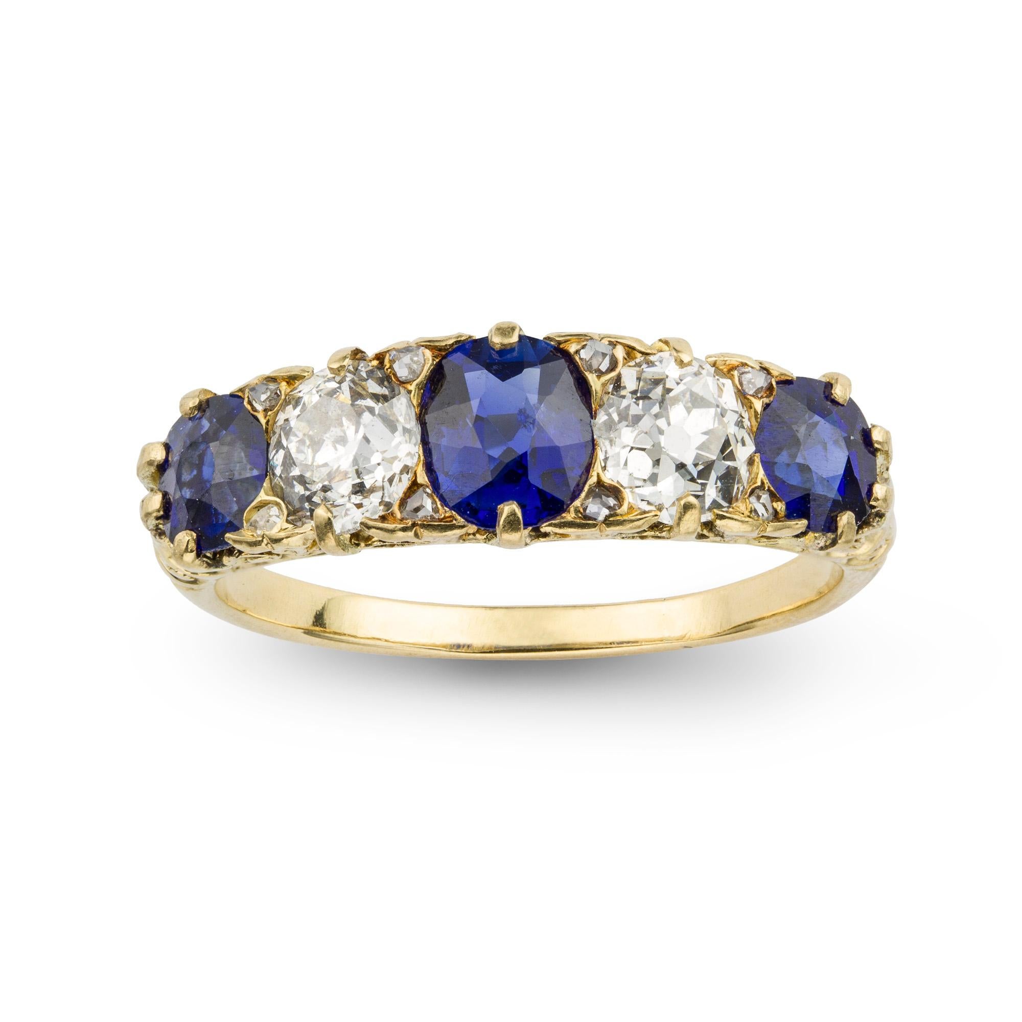 Ein spätviktorianischer Saphir- und Diamantring mit fünf Steinen, besetzt mit drei ovalen Saphiren mit einem Gewicht von ca. 1,9 Karat im Wechsel mit zwei alten Diamanten im Brillantschliff mit einem geschätzten Gesamtgewicht von 1,1 Karat, in