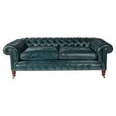 Un sofá Chesterfield de dos plazas de finales de la época victoriana
