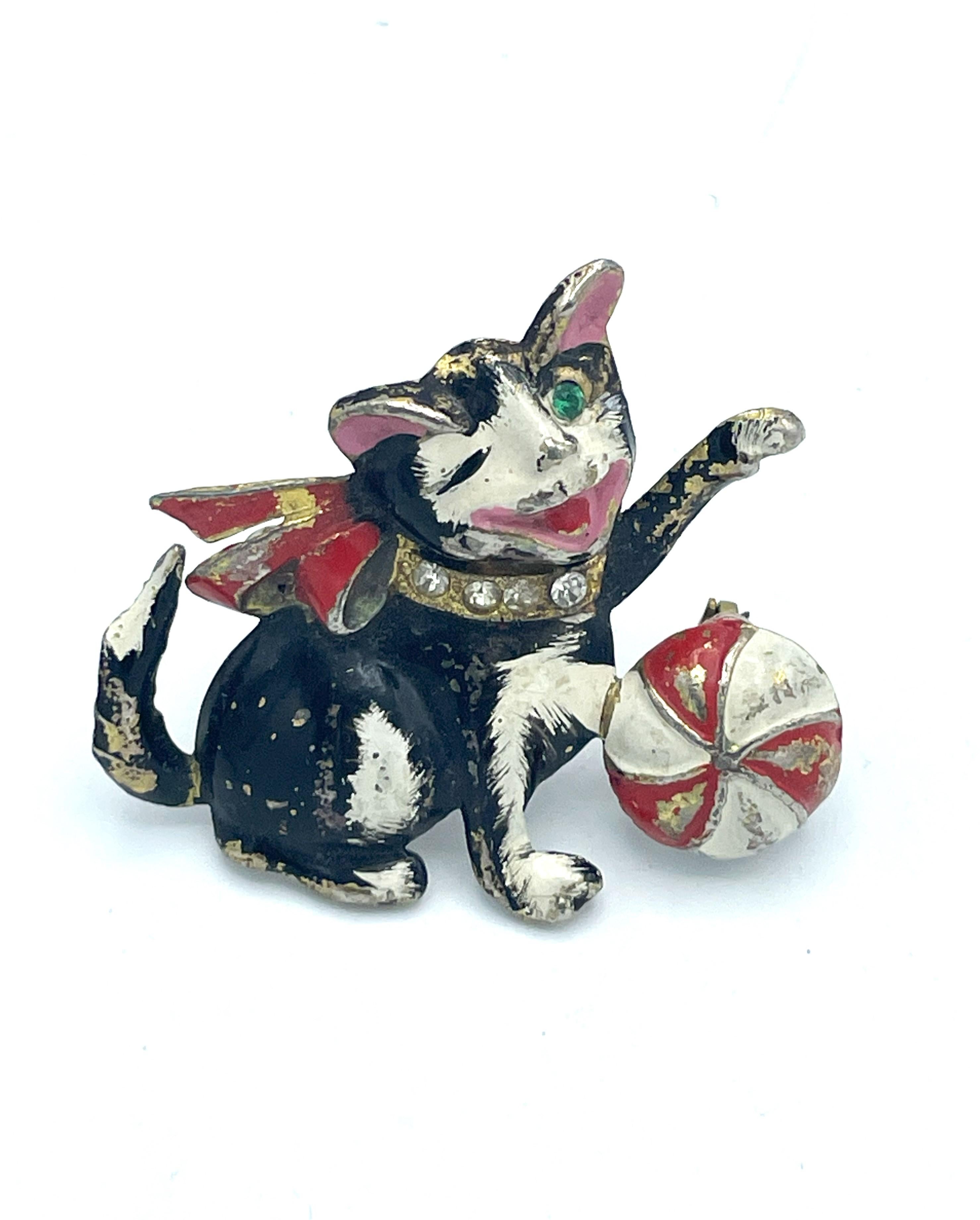  A laughing one and playing cat brooch with rhinestone collar, enameled, 1930/40 In Good Condition For Sale In Stuttgart, DE