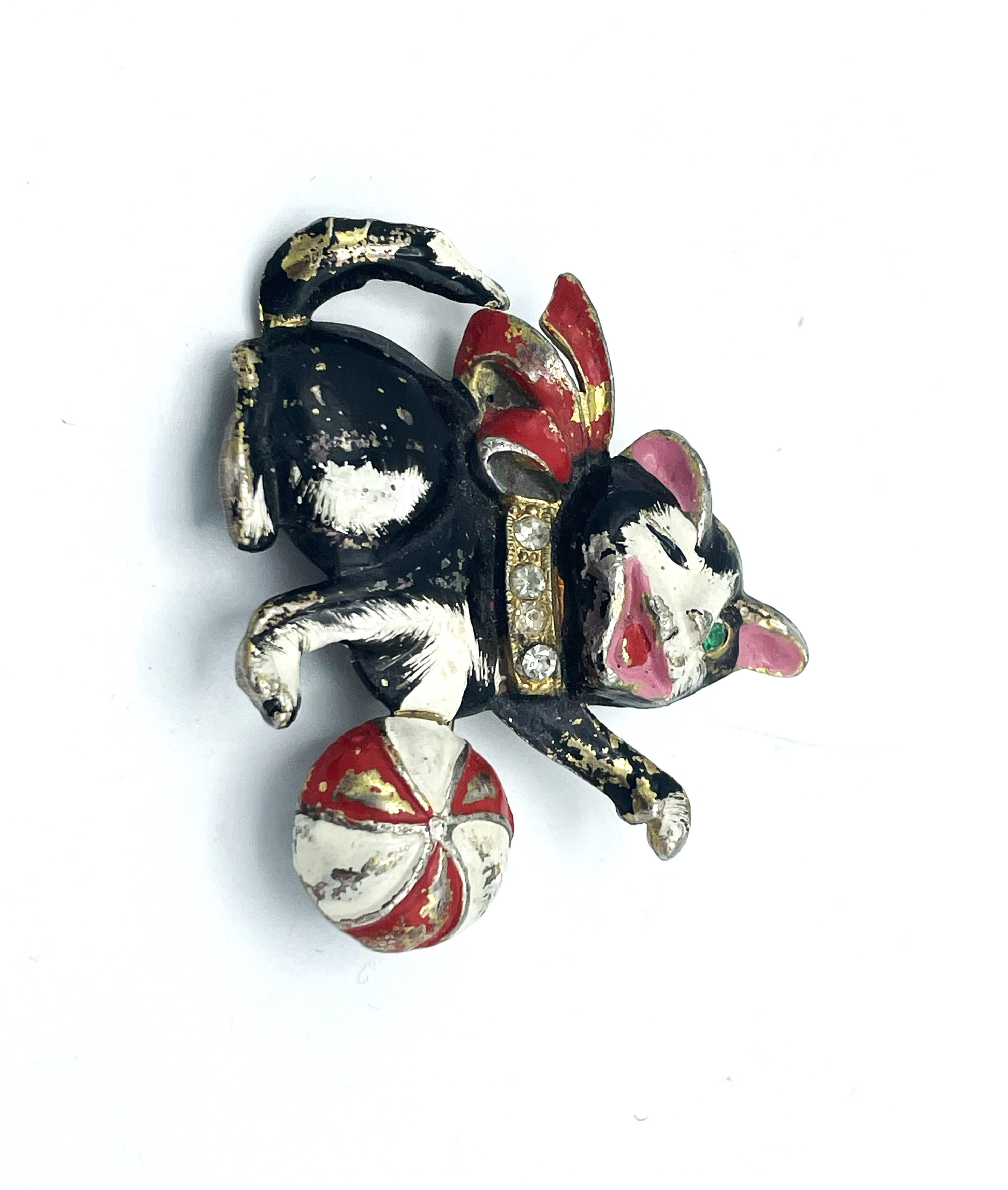 Women's or Men's  A laughing one and playing cat brooch with rhinestone collar, enameled, 1930/40 For Sale