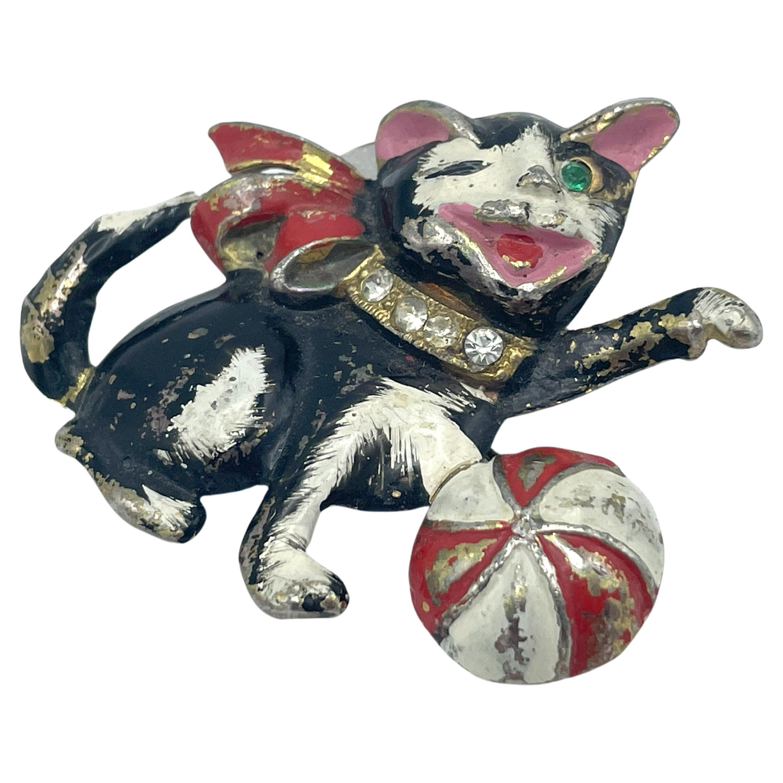  A laughing one and playing cat brooch with rhinestone collar, enameled, 1930/40 For Sale