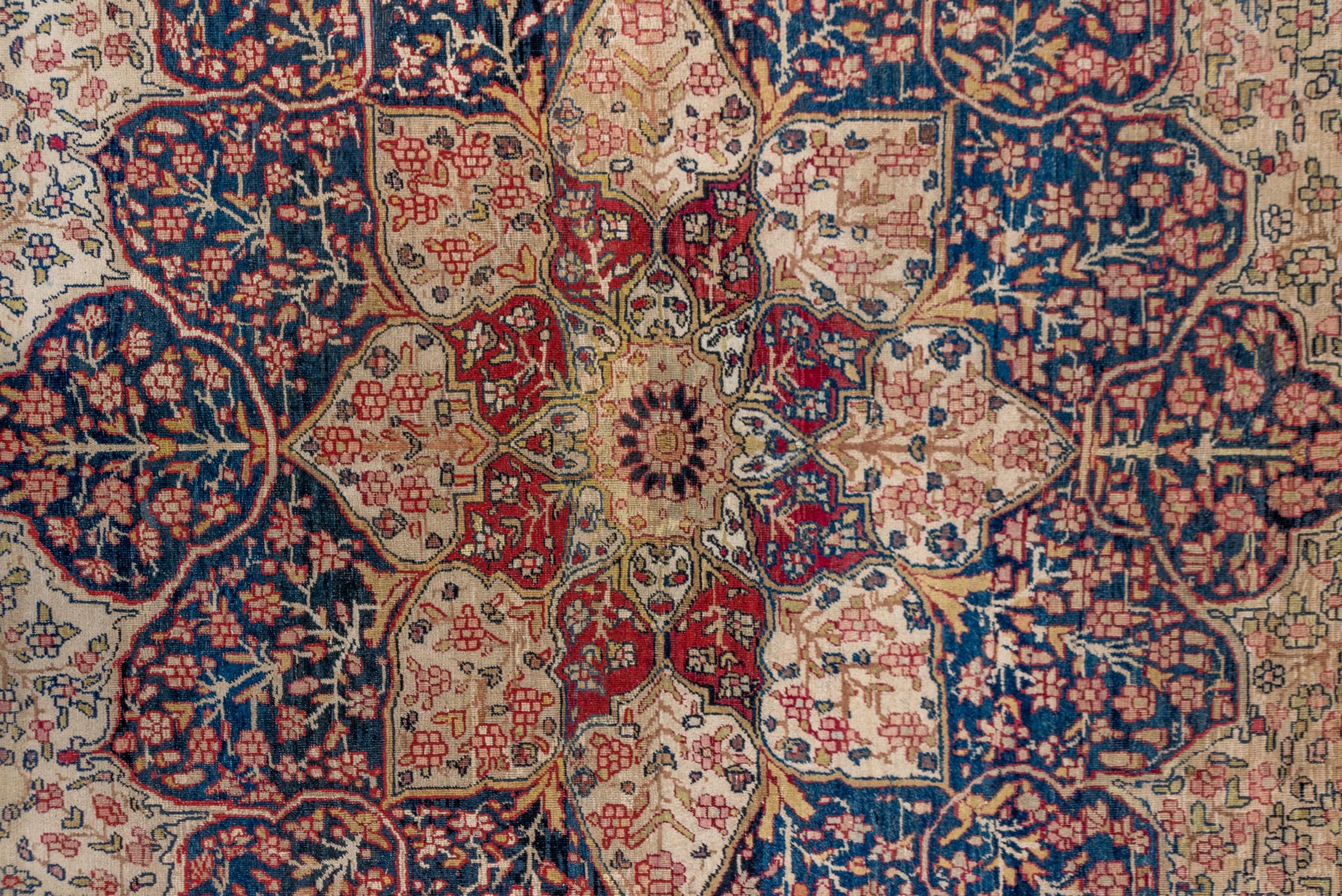 A Lavar Rug circa 1910. In Good Condition For Sale In Philadelphia, PA