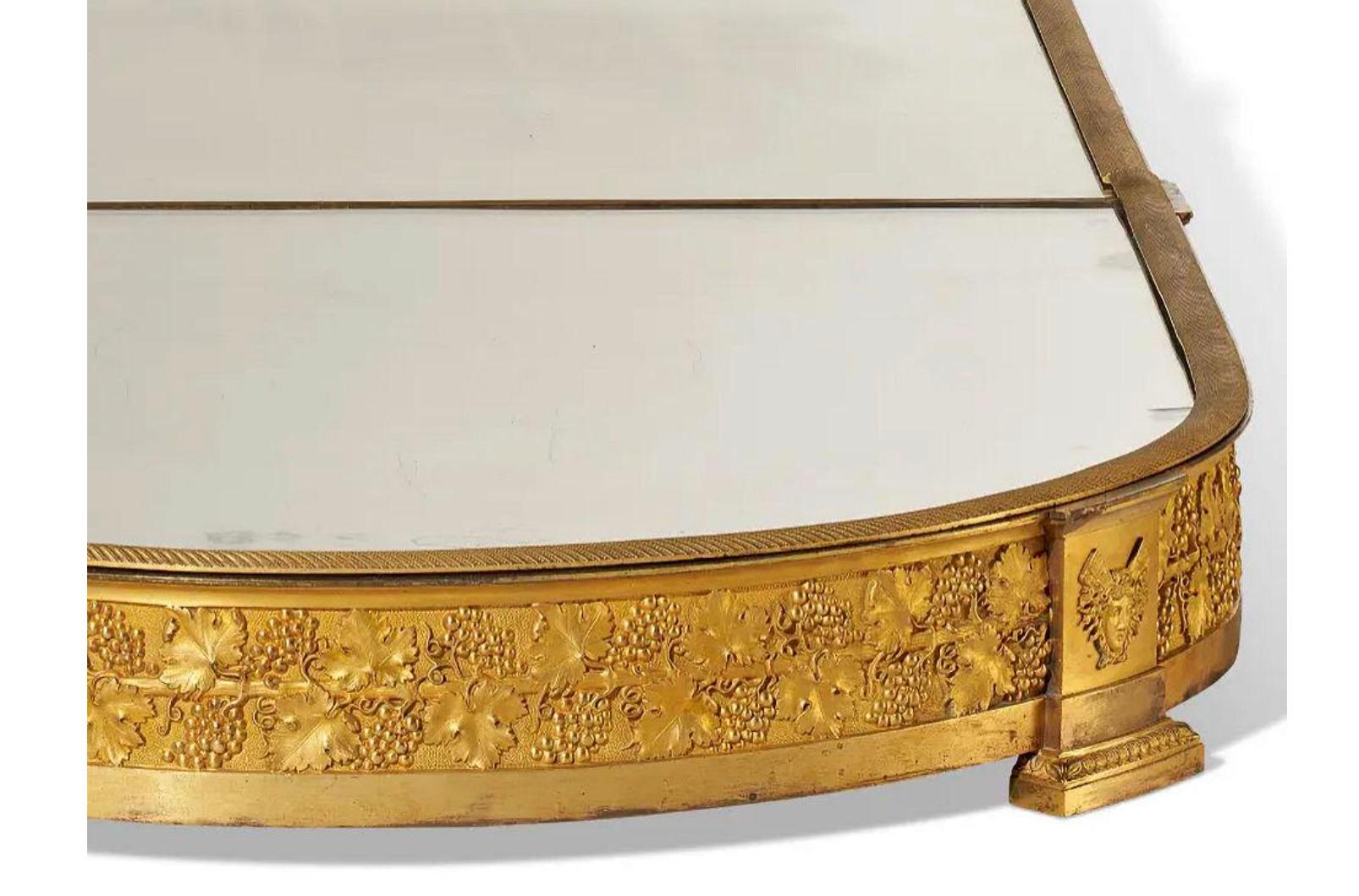 Miroir Un somptueux Surtout de table Empire français en bronze doré, vers 1815, attribué à Thomire en vente