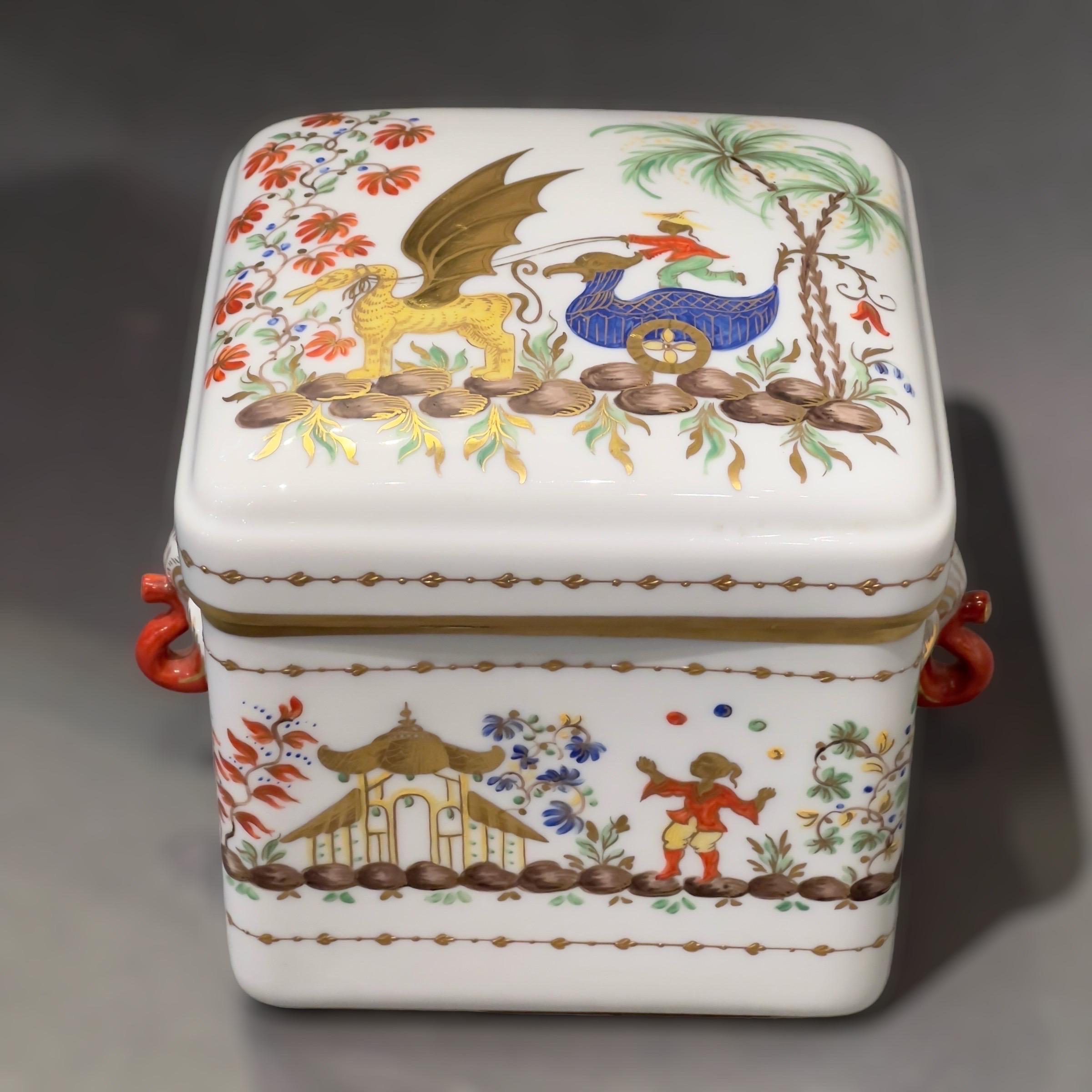 Une grande boîte en porcelaine fabriquée par Le Tallec dans le motif du Cirque Chinois.
Magnifiques poignées latérales en forme d'éléphant.
Le motif du Cirque Chinois a été créé à l'origine par Camille Le Tallec pour Tiffany & Co.
Il n'est plus