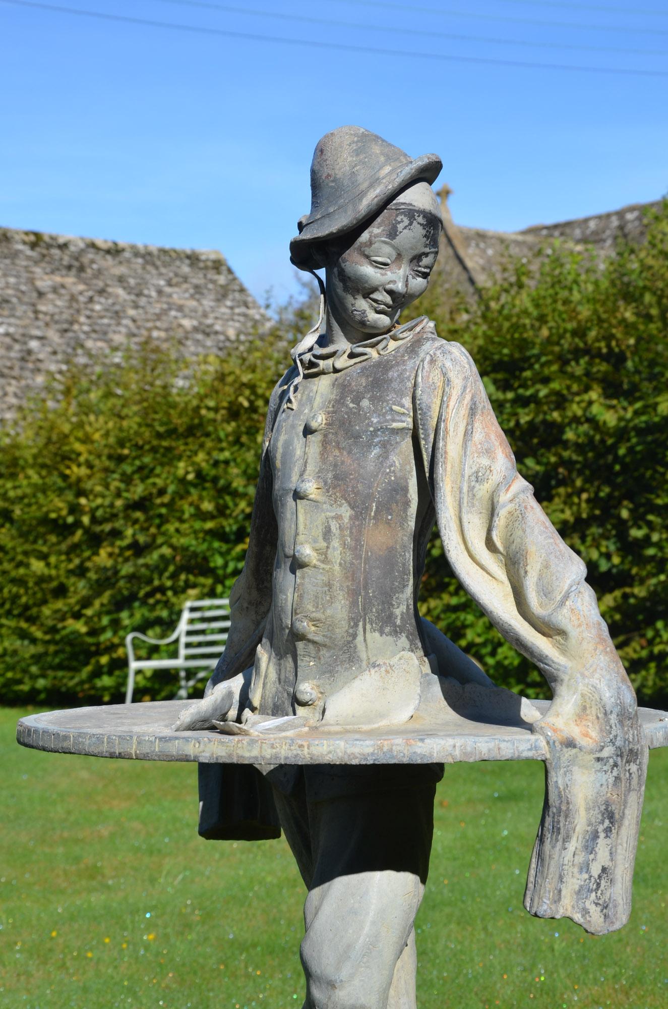 Lead Figure of Pierrot by Gertrude Knoblock, 1880-1964 im Zustand „Gut“ in Cheltenham, Gloucestershire