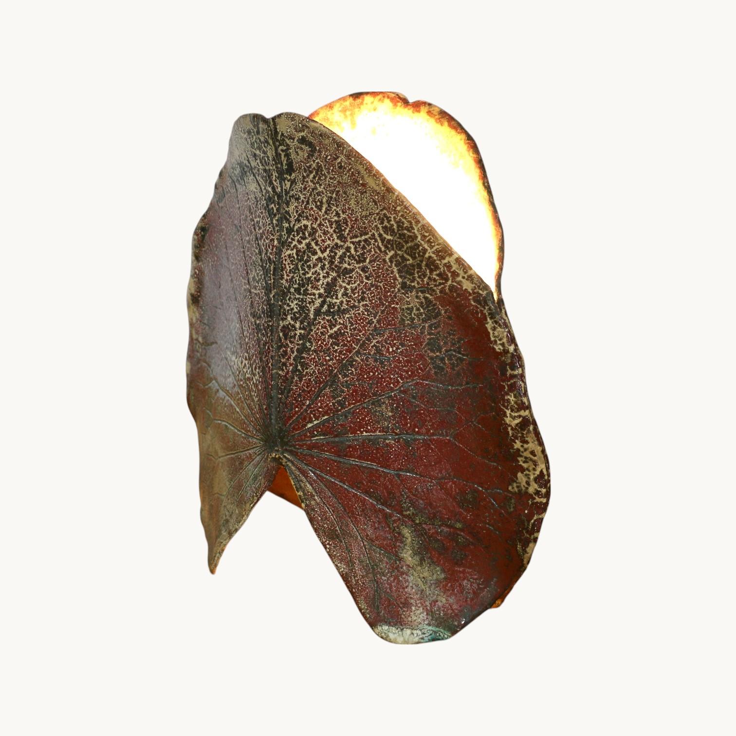 Eine blattförmige Keramiklampe im Angebot 1