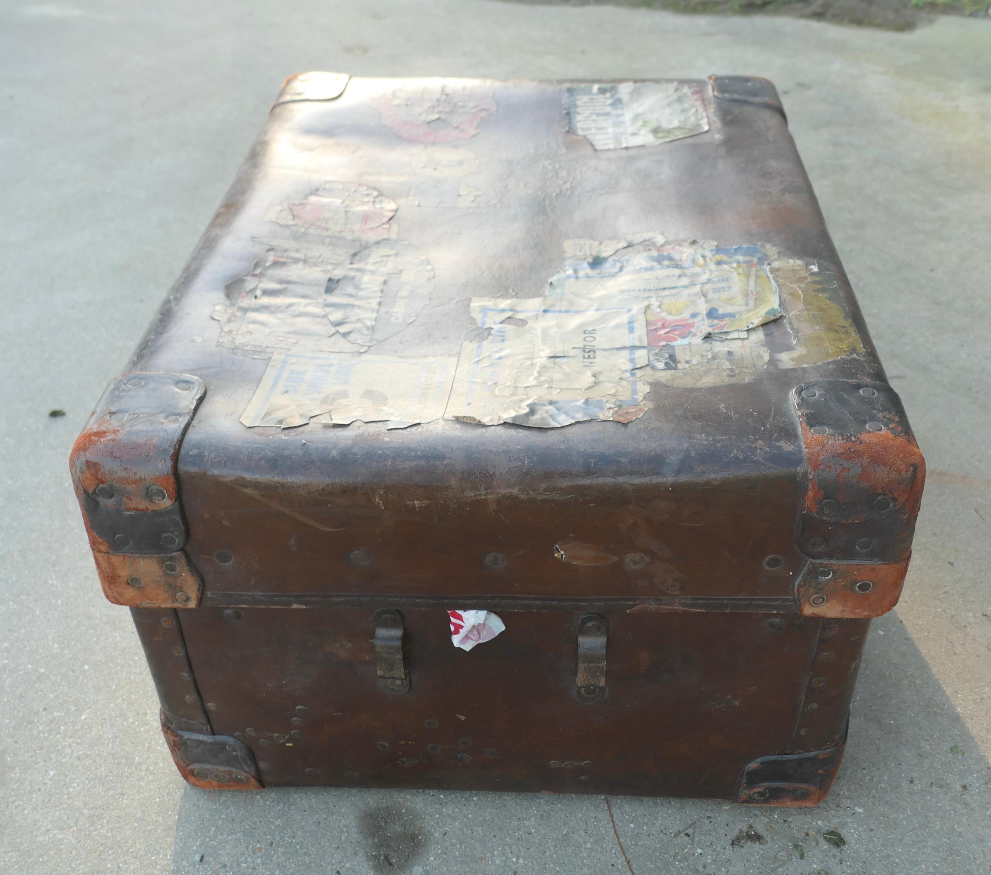 Un baule porta abiti in pelle 
