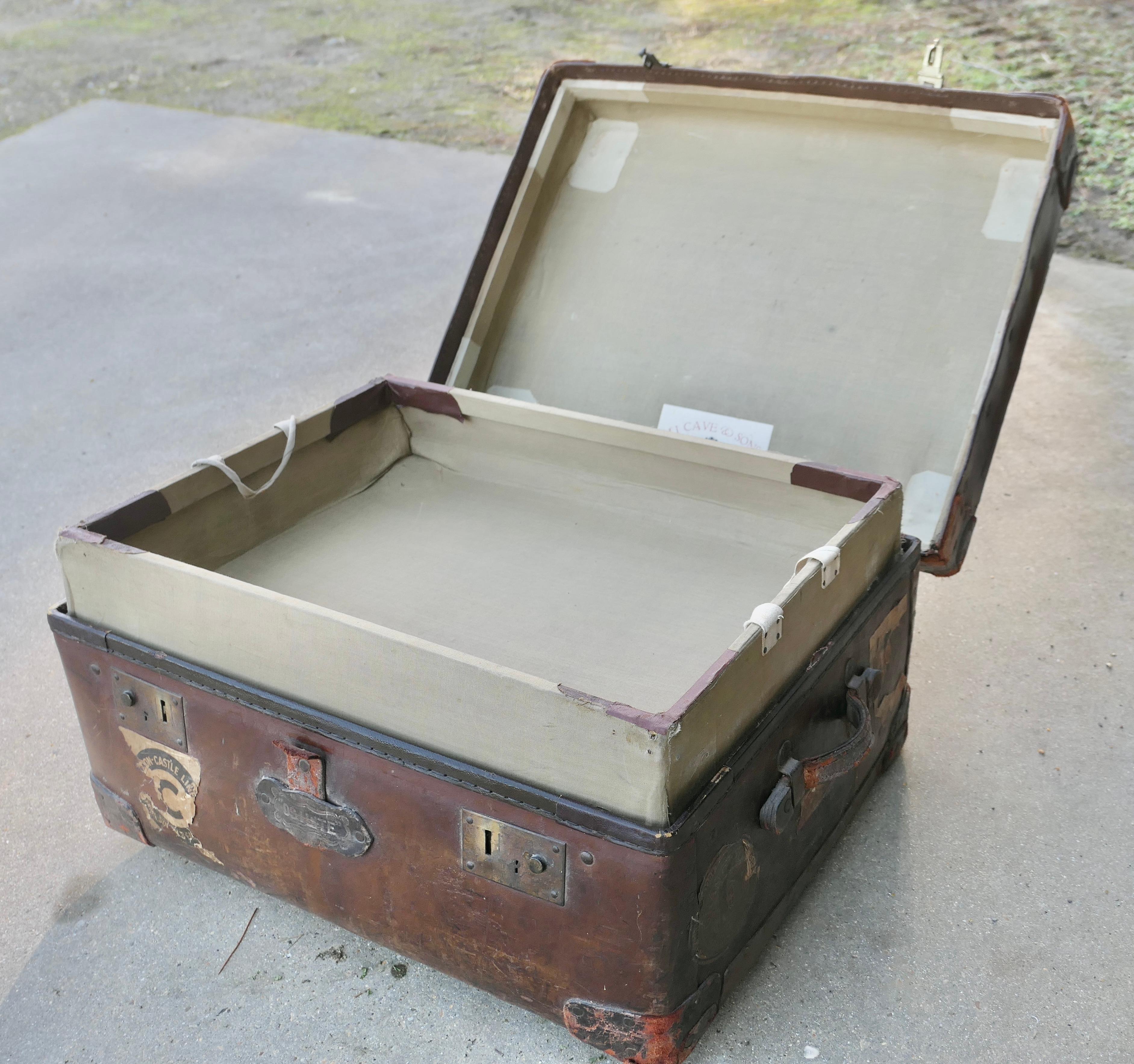 Un baule porta abiti in pelle 