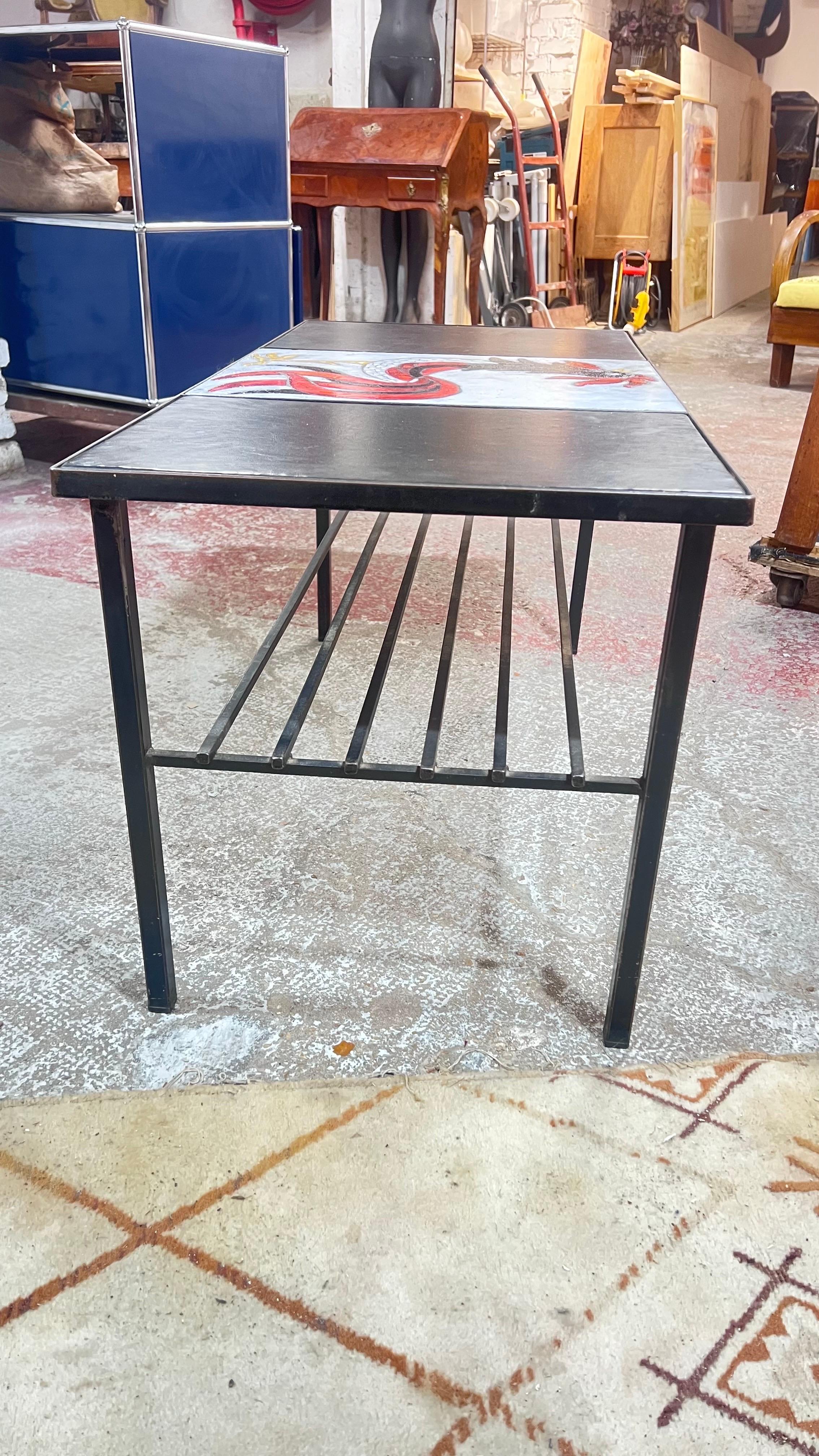Français Table basse en cuir, céramique et fer, circa 1950 en vente