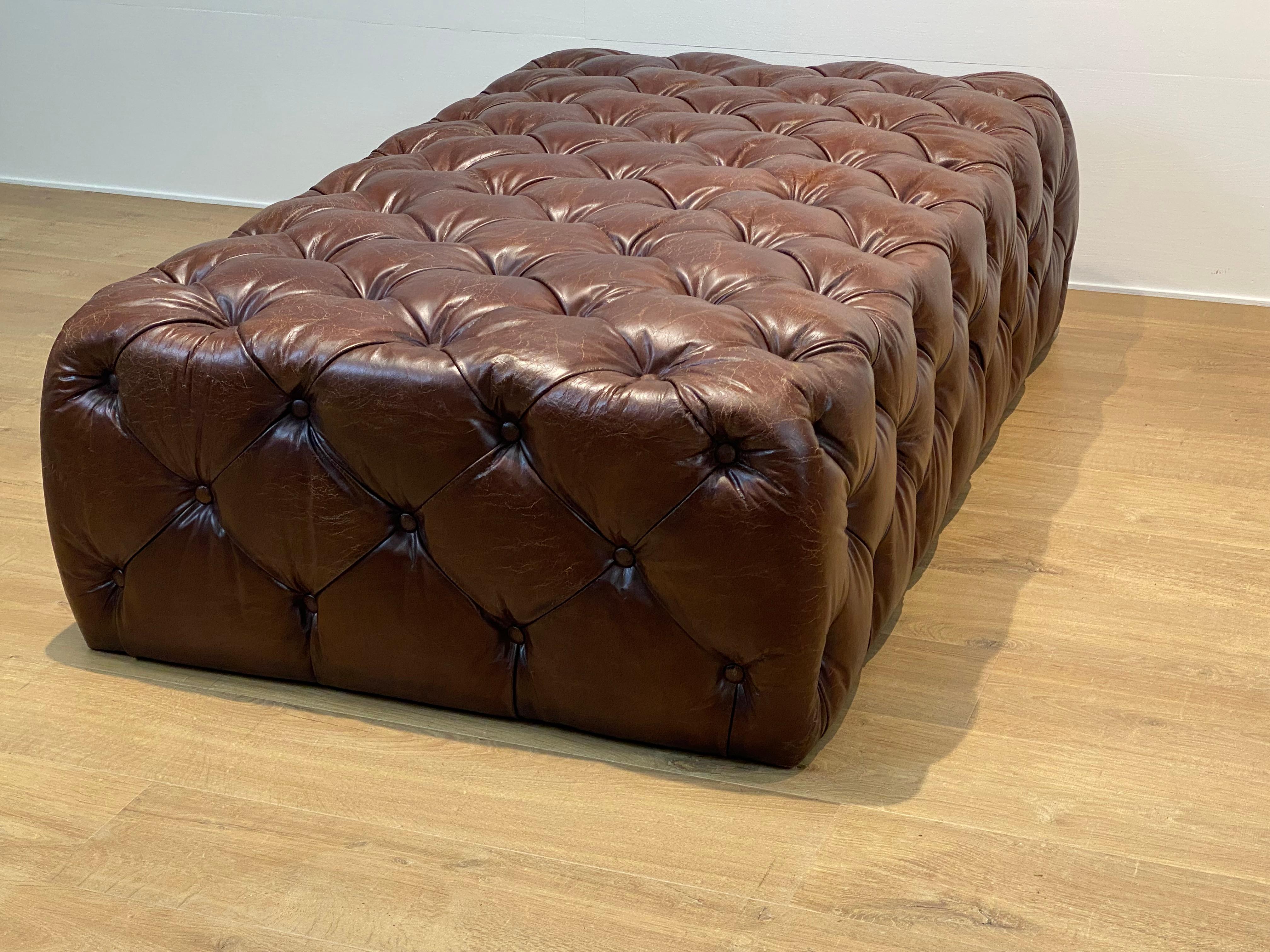 Puf Chesterfield de cuero en venta 3