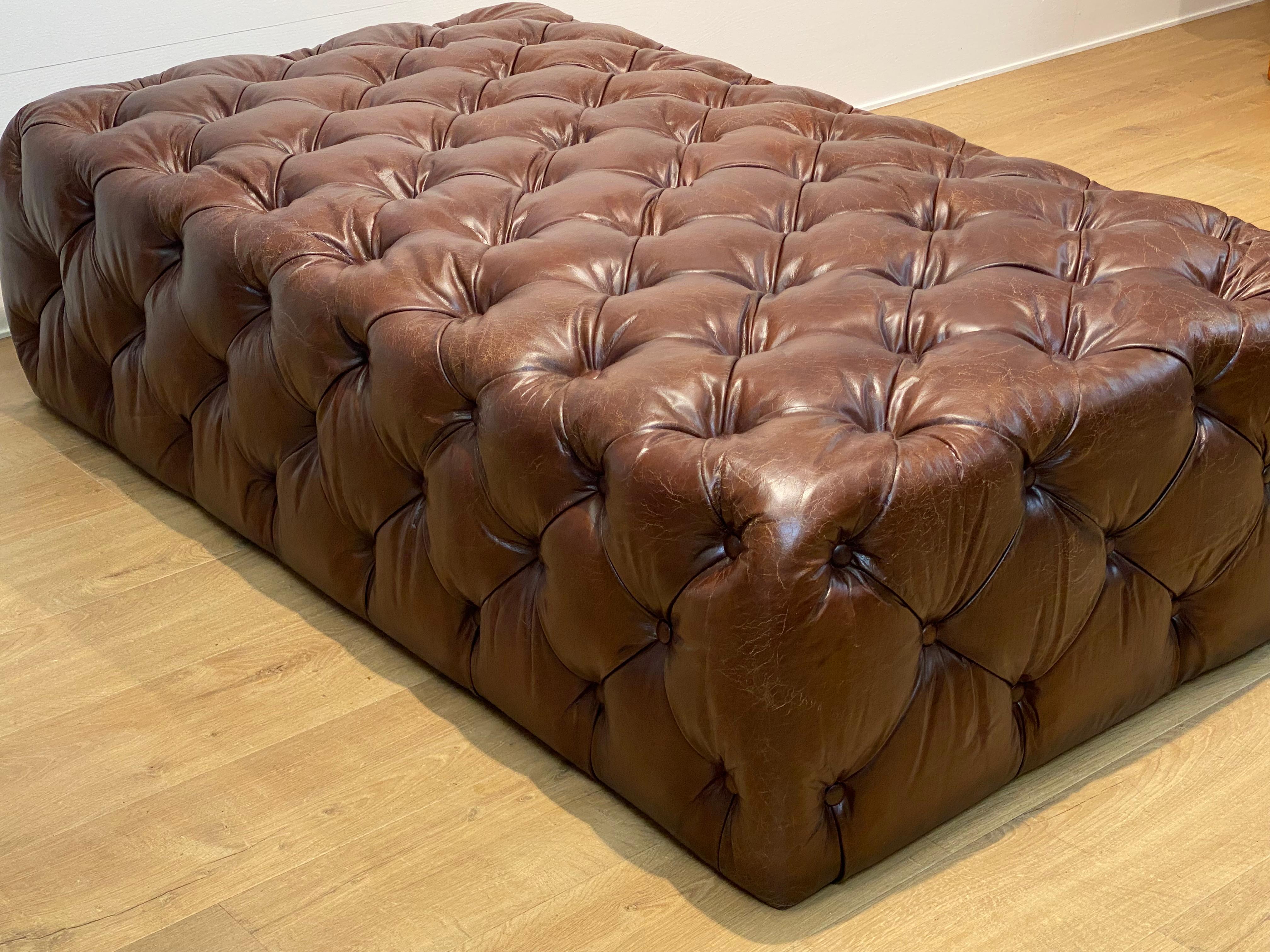 Puf Chesterfield de cuero en venta 4