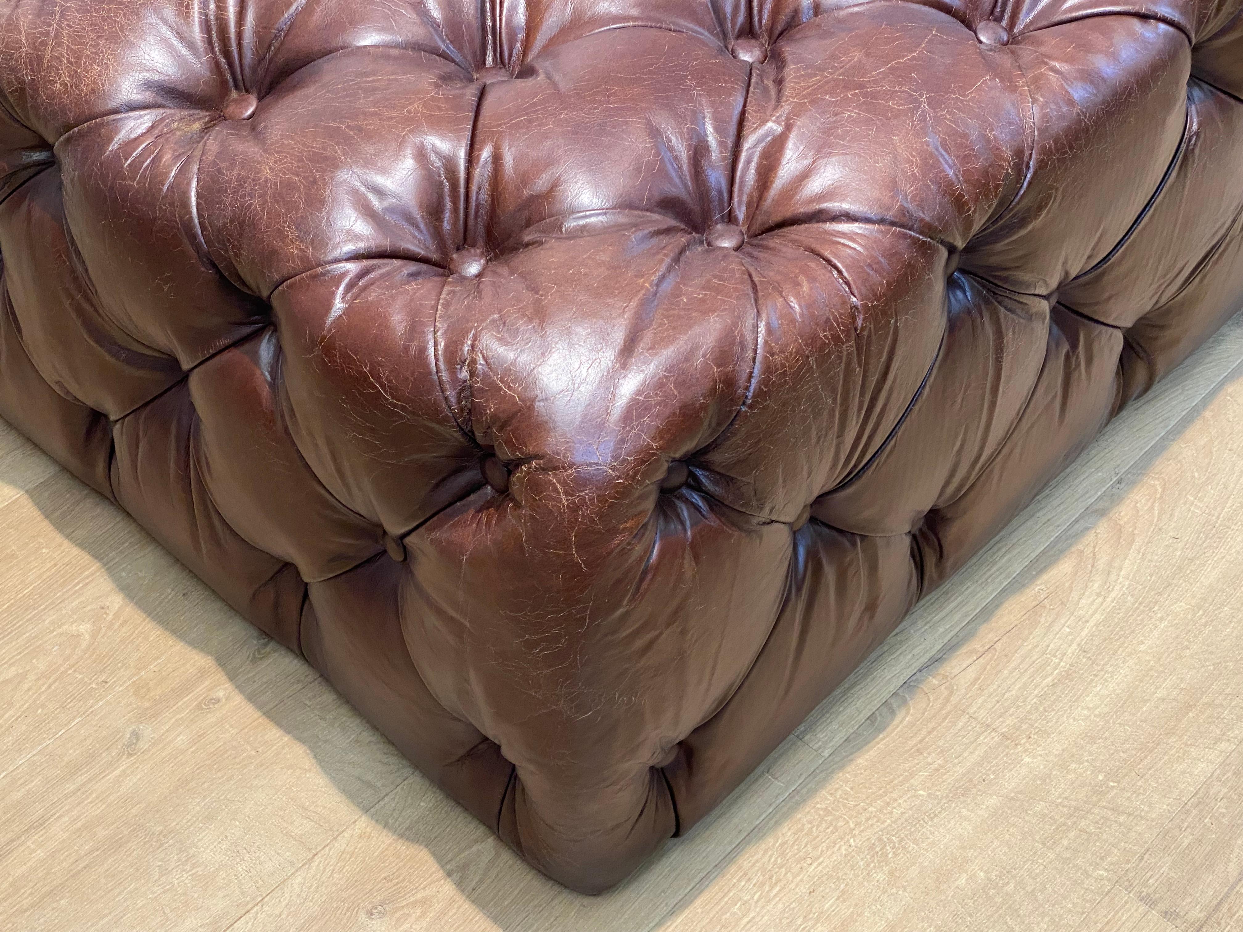 Puf Chesterfield de cuero en venta 5