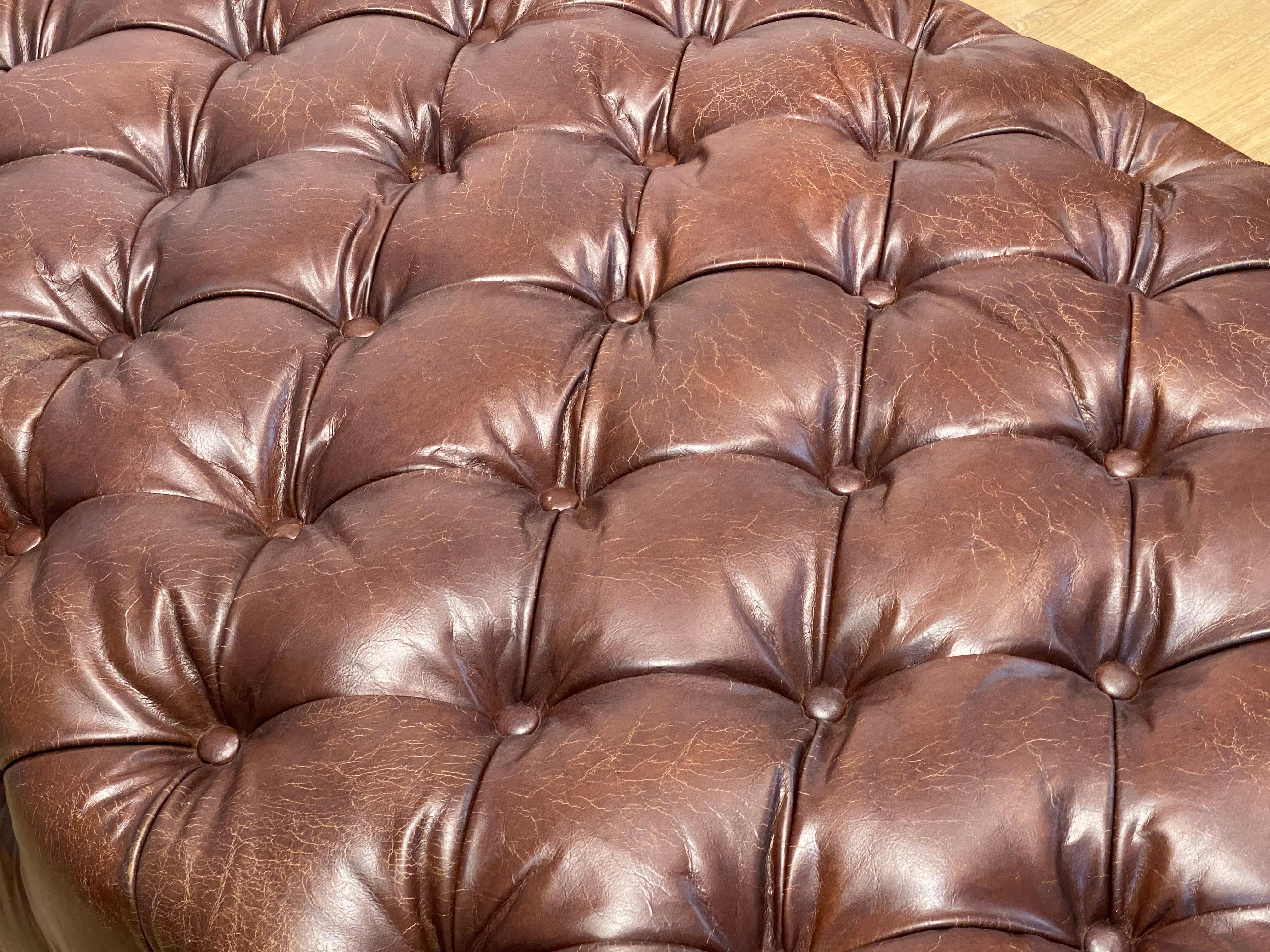 Puf Chesterfield de cuero en venta 6