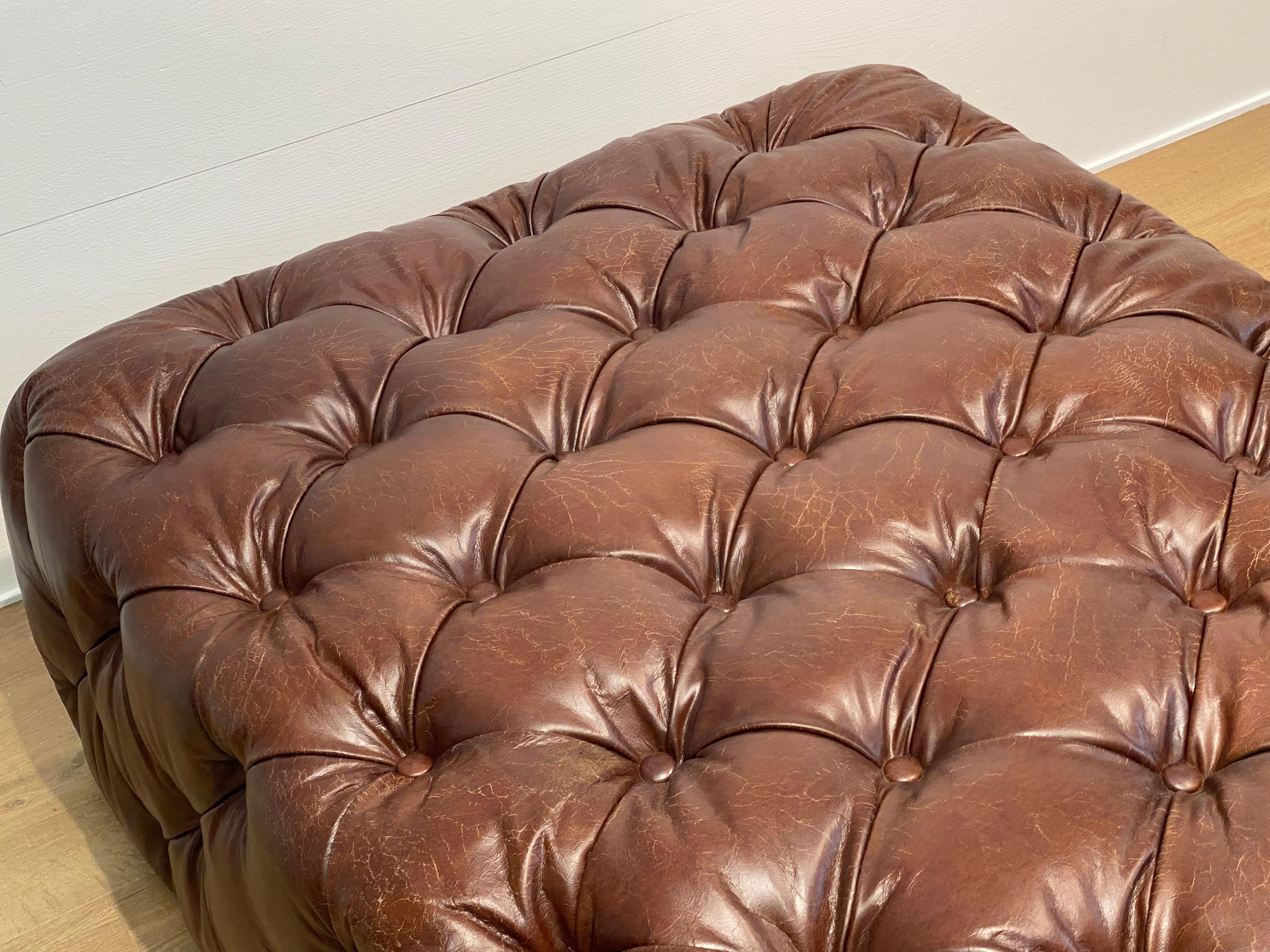 Puf Chesterfield de cuero en venta 8