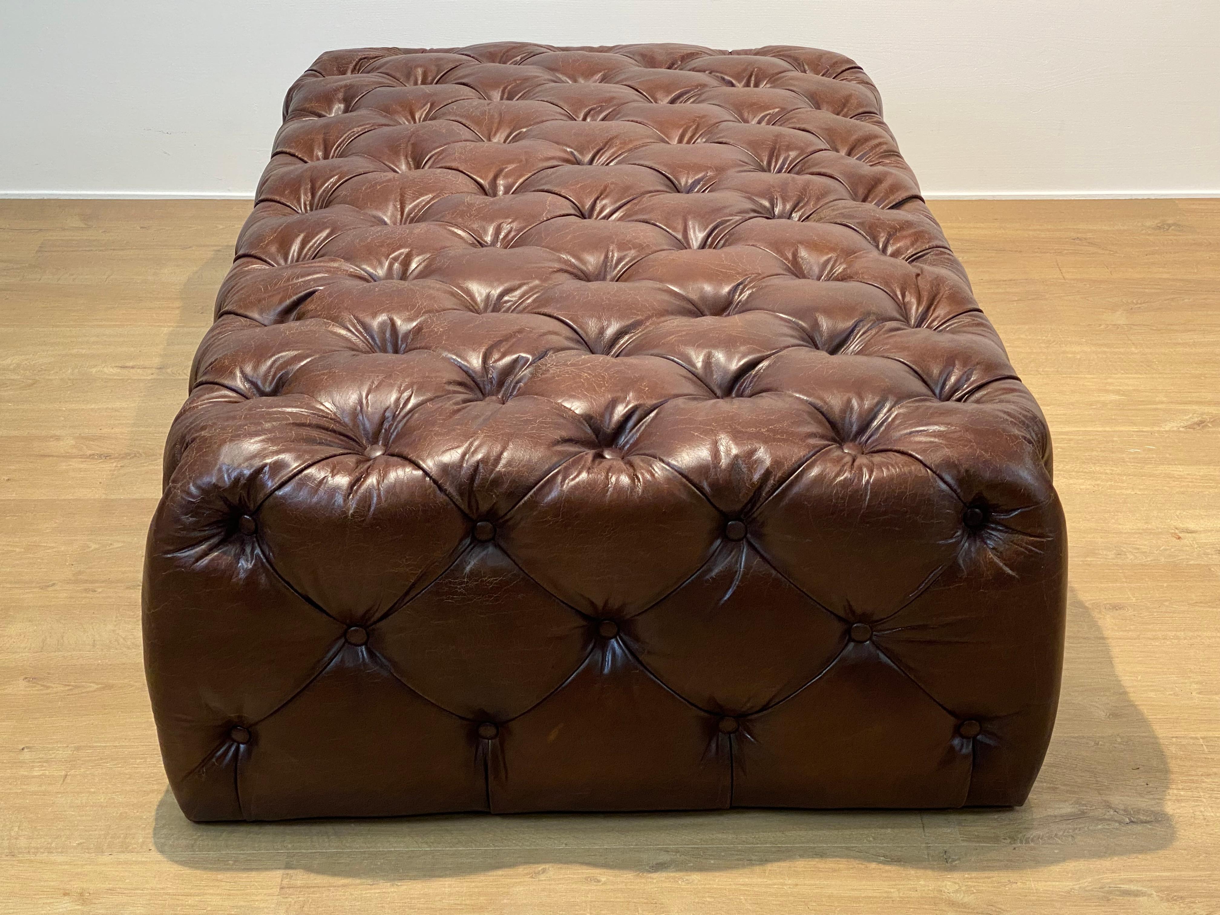 Puf Chesterfield de cuero en venta 9